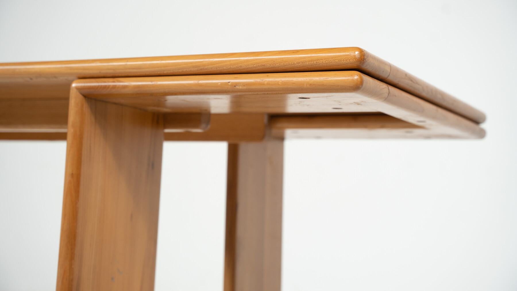 Table de salle à manger en bois du milieu du siècle, dans le style de Mario Marenco, années 1980. en vente 1
