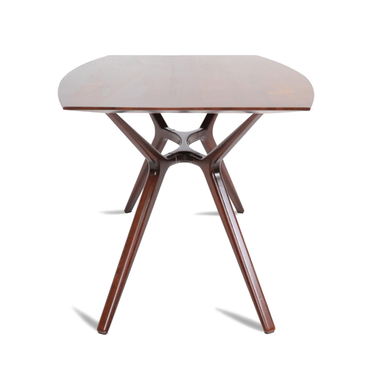 La table de salle à manger Pandora de Kanttari est un mélange d'élégance moderne et de style discret. Elle constitue une base élégante et stylée pour votre ensemble de salle à manger. Avec un cadre en bois massif pour une utilisation durable, cette