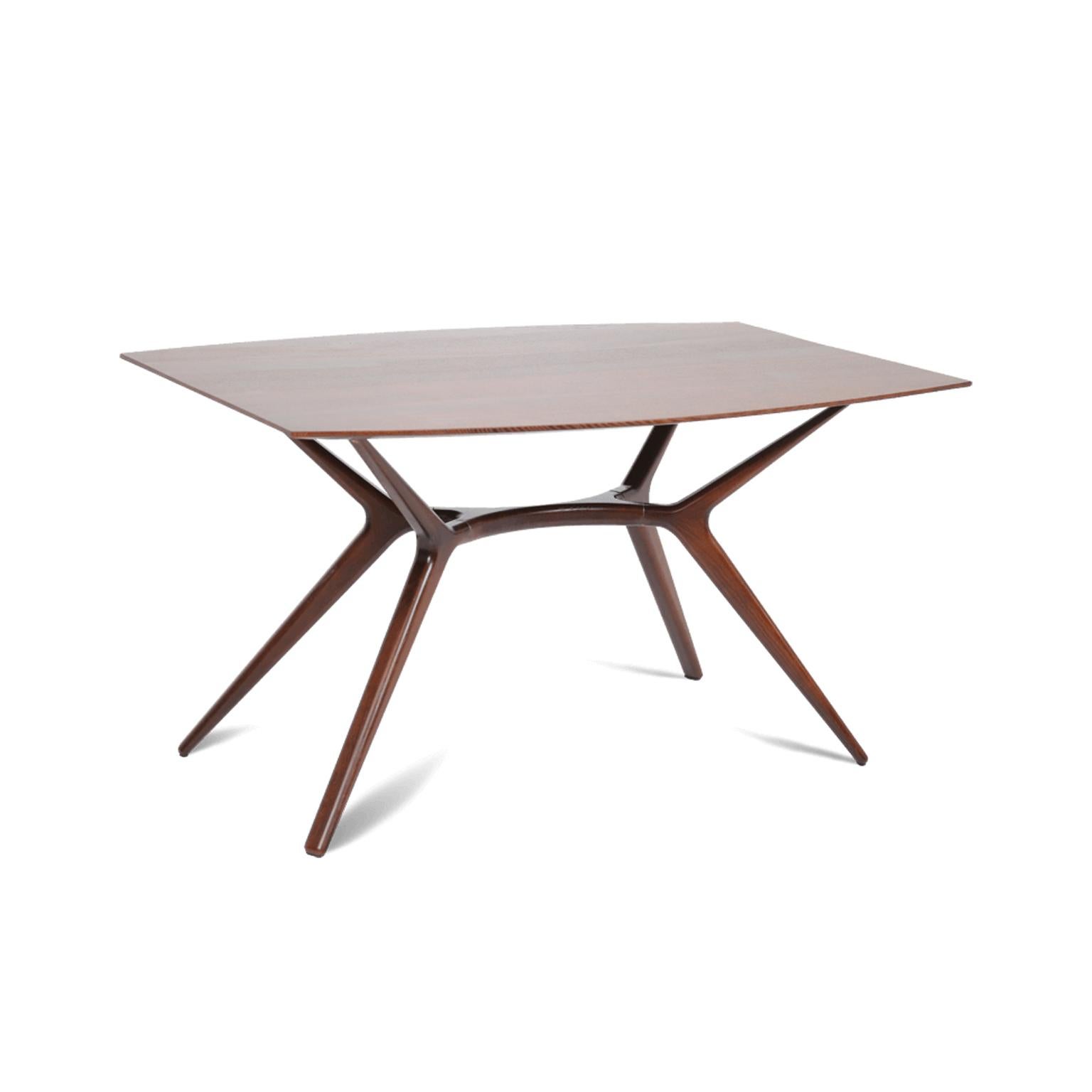 Européen Table de salle à manger en bois marron de style moderne du milieu du siècle avec pieds évasés en noyer en vente