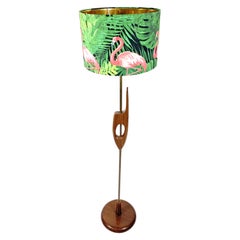 Moderne Stehlampe aus Holz mit Flamingo-Schirm:: 1970er Jahre