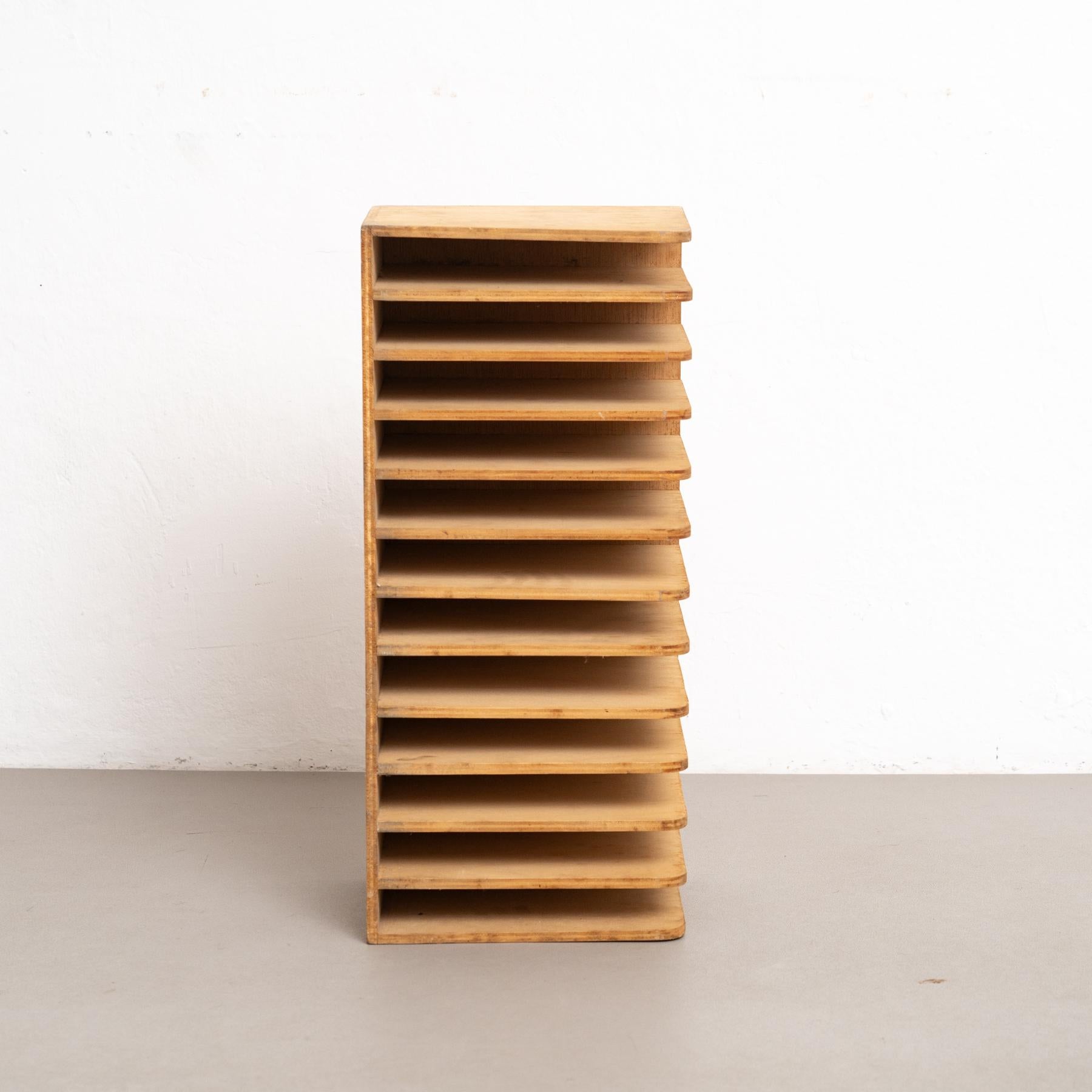 Mid-Century Modern Wooden Magazine Holder, Circa 1950 – Bauhaus Style, Made in Germany

A beautifully crafted mid-century modern wooden magazine holder from circa 1950, showcasing the timeless elegance of Bauhaus-inspired design. Manufactured in
