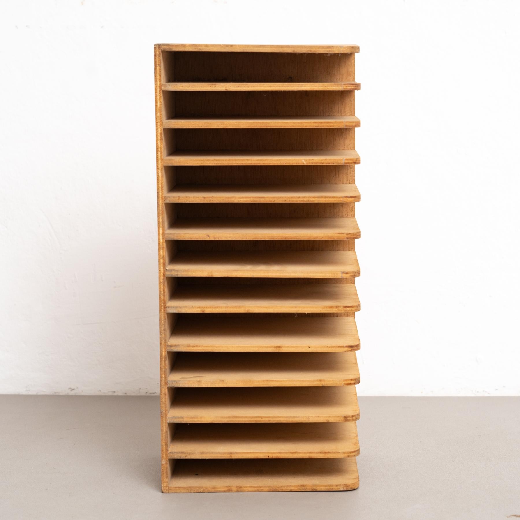 Mid-Century Modern Wooden Magazine Holder, Circa 1950 – Bauhaus Style In Good Condition For Sale In Barcelona, ES