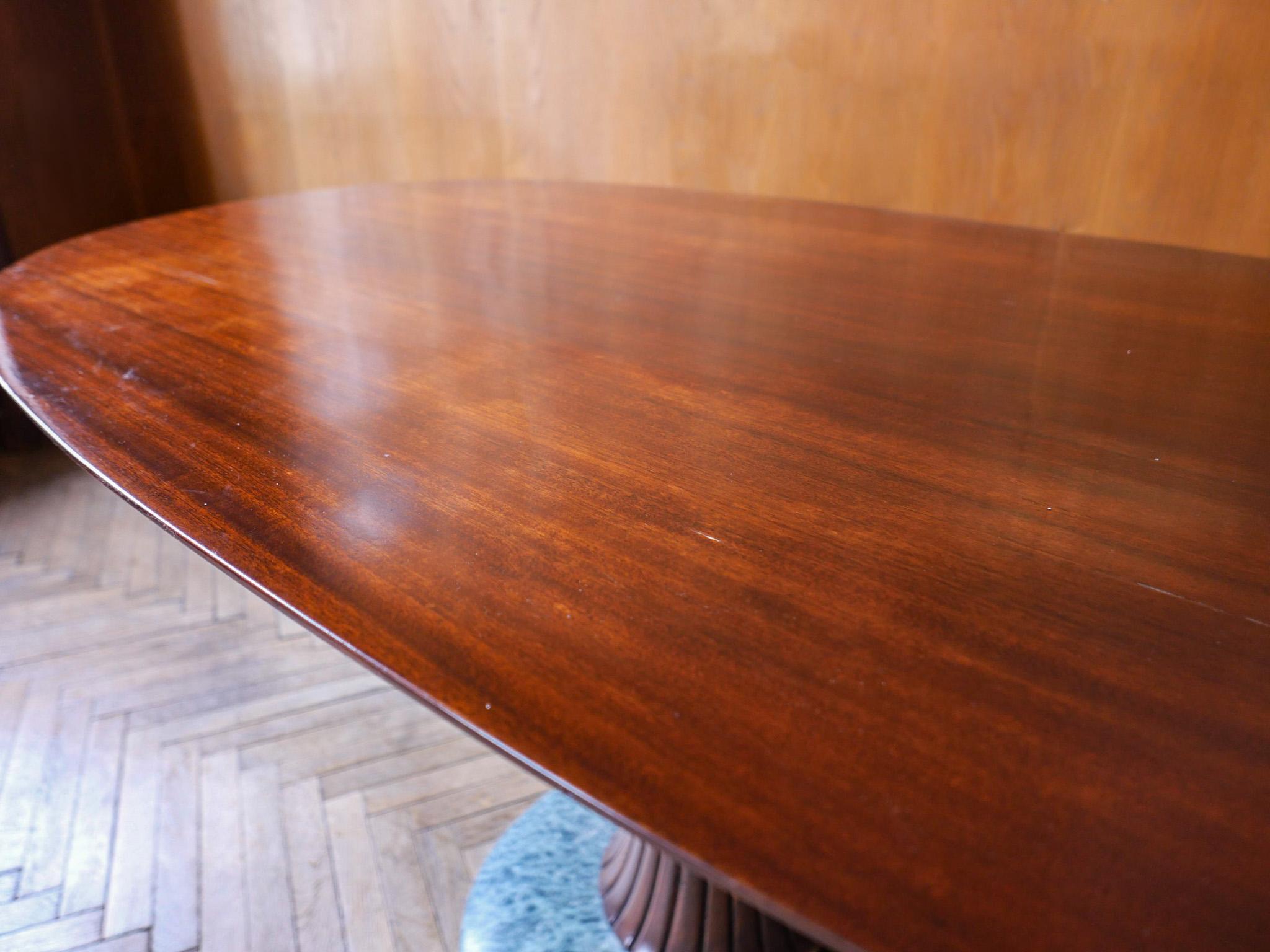 Mesa de comedor moderna de mediados de siglo, de madera y mármol, atribuida a O. Borsani, Italia Años 50 6