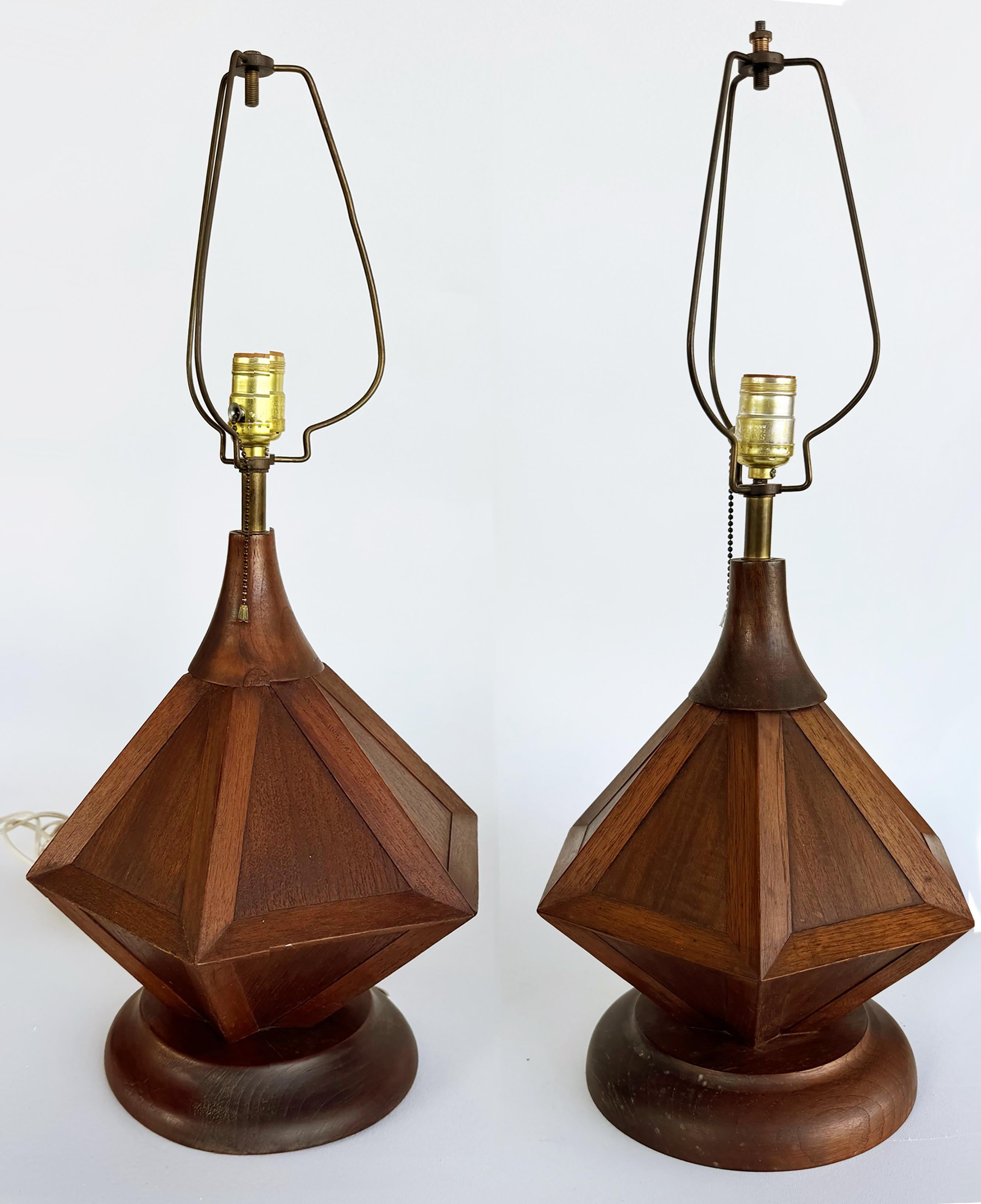 Pareja de lámparas de sobremesa modernistas de madera de mediados de siglo en venta 4