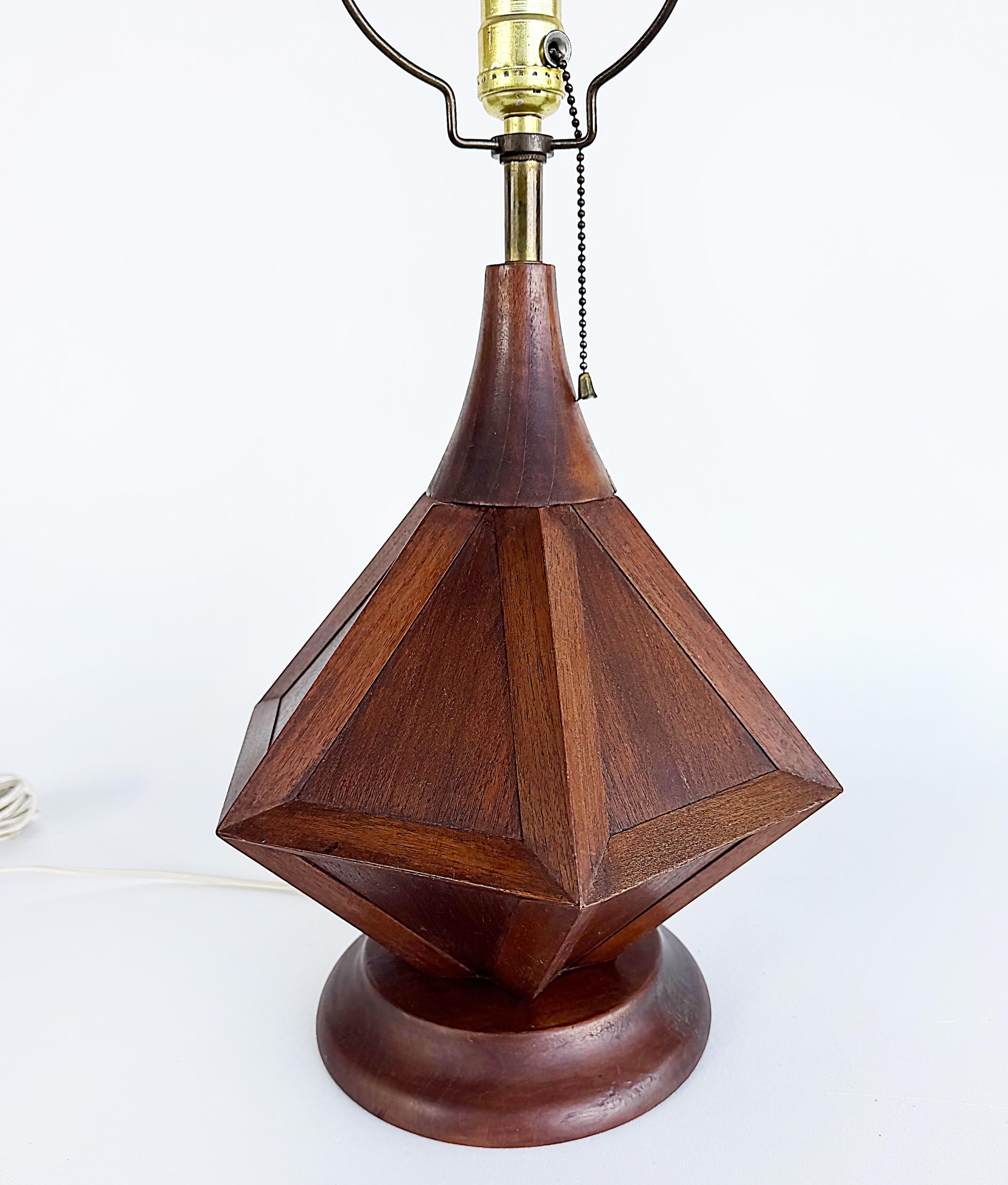 Pareja de lámparas de sobremesa modernistas de madera de mediados de siglo Moderno de mediados de siglo en venta