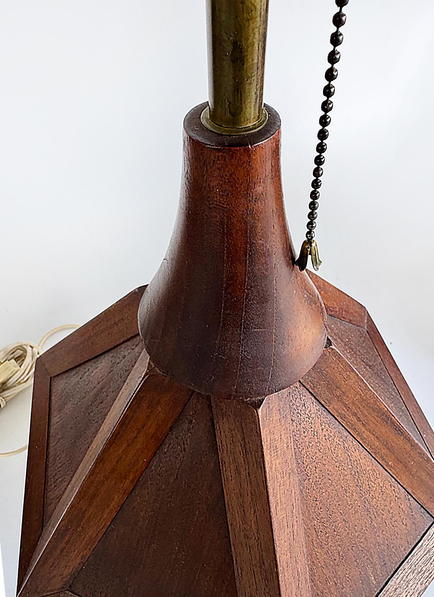 Pareja de lámparas de sobremesa modernistas de madera de mediados de siglo Estadounidense en venta