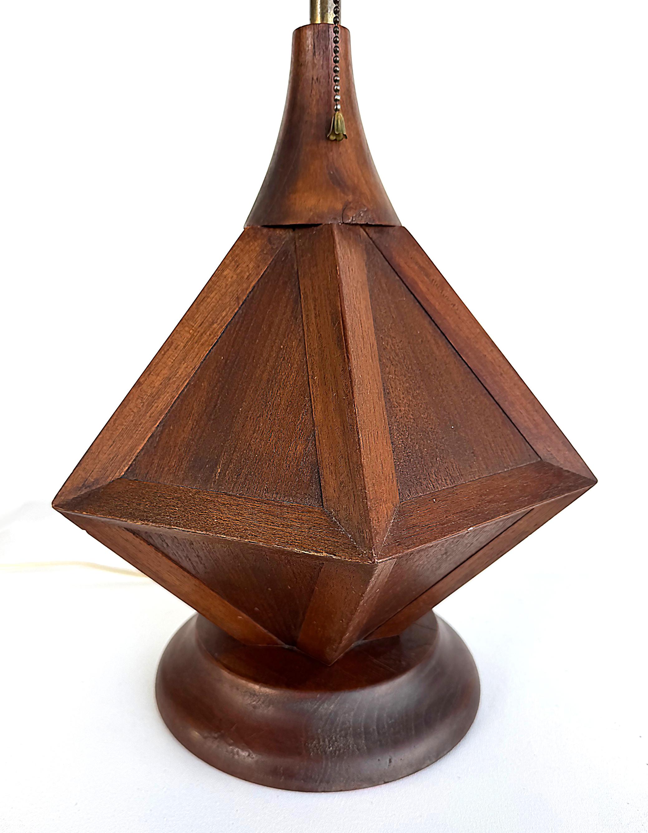 Pareja de lámparas de sobremesa modernistas de madera de mediados de siglo en Bueno estado para la venta en Miami, FL