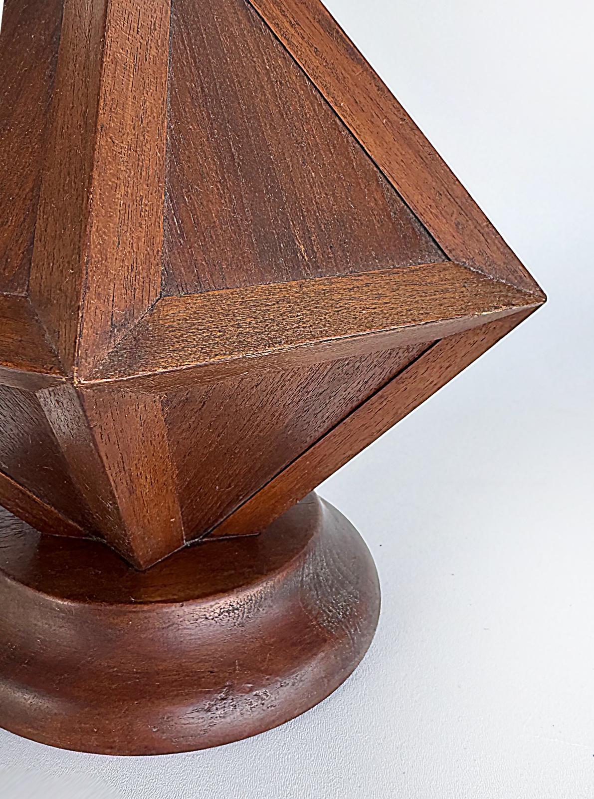 Pareja de lámparas de sobremesa modernistas de madera de mediados de siglo siglo XX en venta