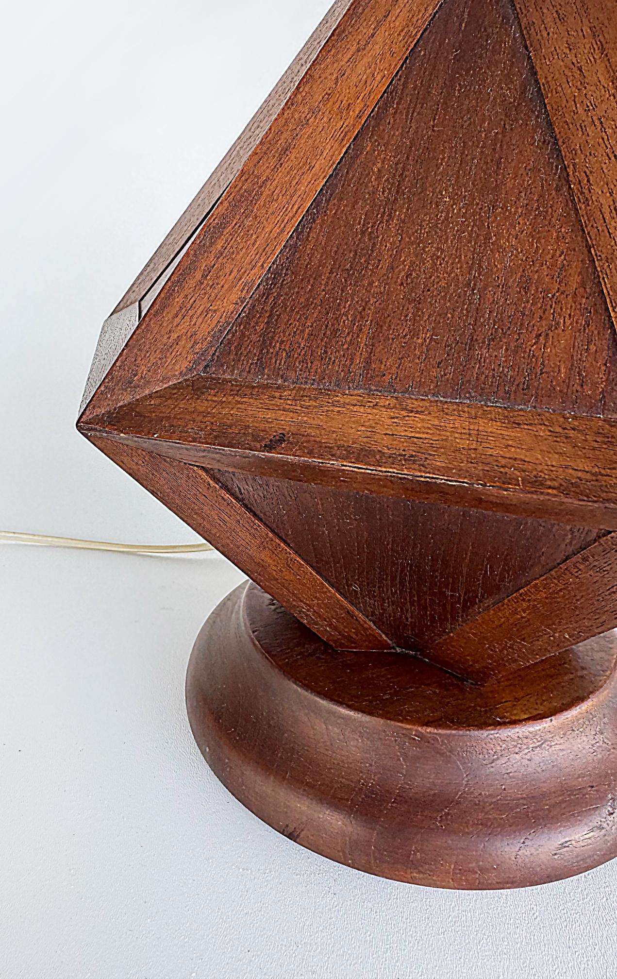 Pareja de lámparas de sobremesa modernistas de madera de mediados de siglo Metal en venta