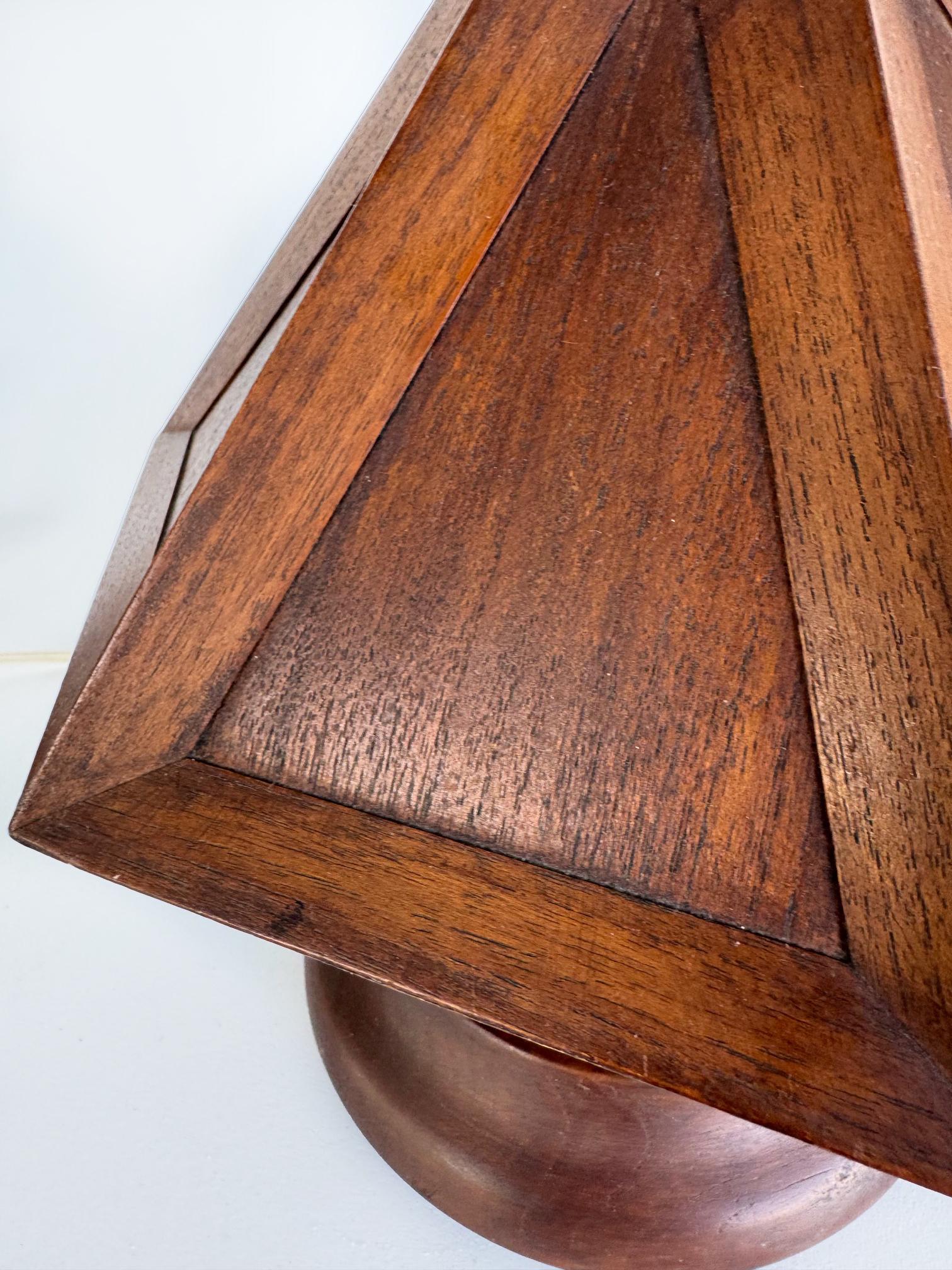 Pareja de lámparas de sobremesa modernistas de madera de mediados de siglo en venta 2