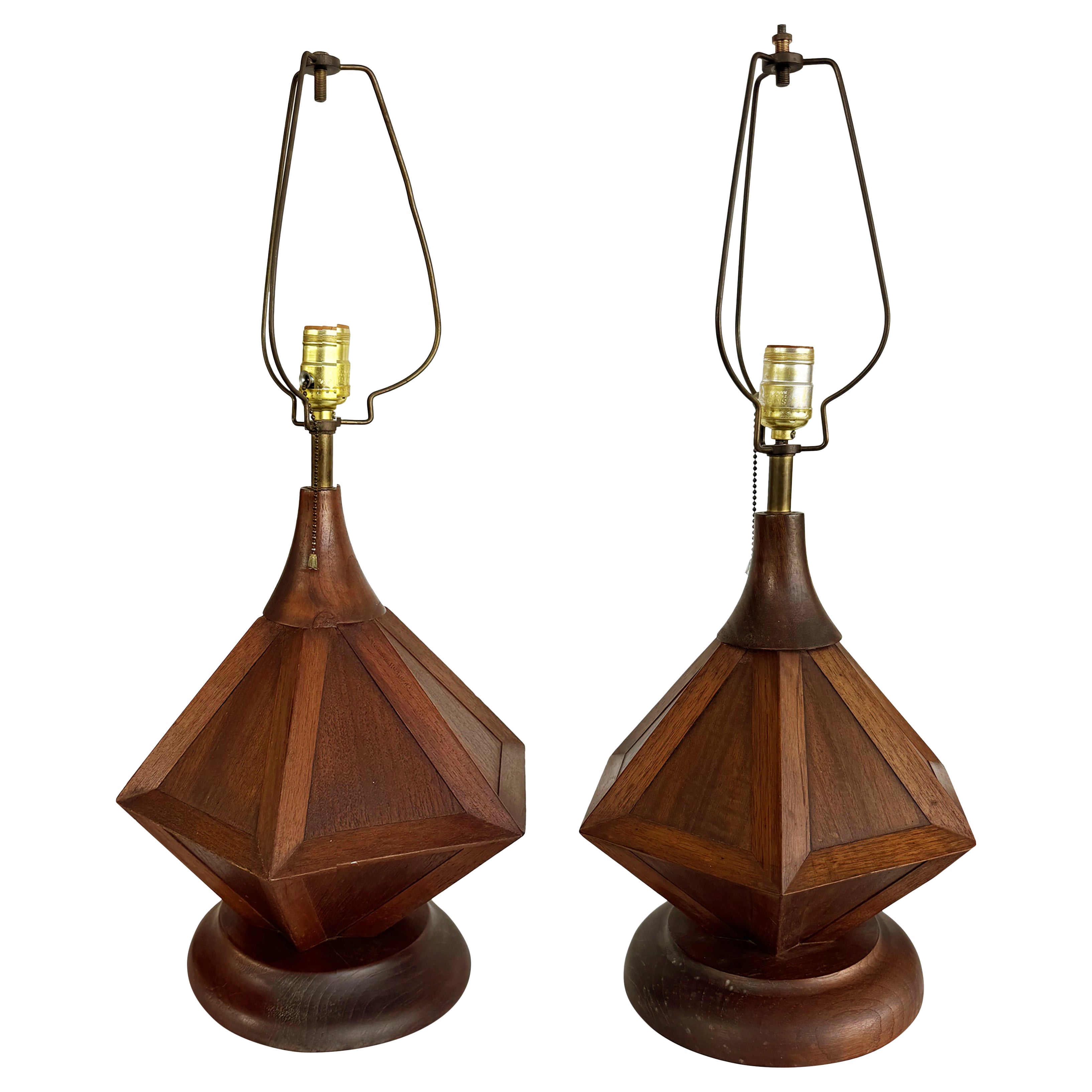 Paire de lampes de table modernistes en bois du milieu du siècle dernier