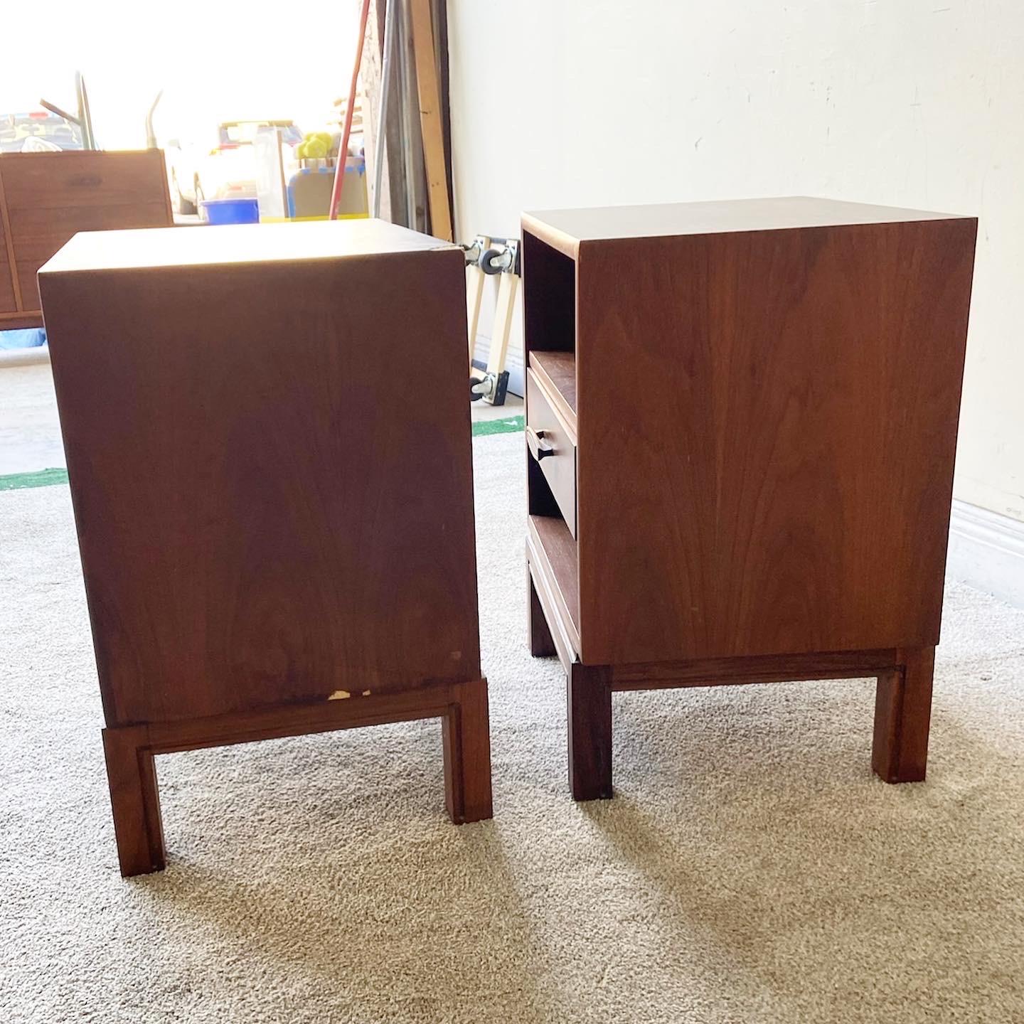 Mid Century Modern Wooden Nightstands - Pair In Good Condition For Sale In Delray Beach, FL