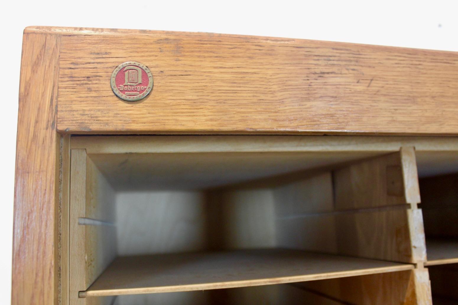 Mid-Century moderno Armadio a piccionaia in legno di Dobergo Büromöbel, Germania, 1950 in vendita