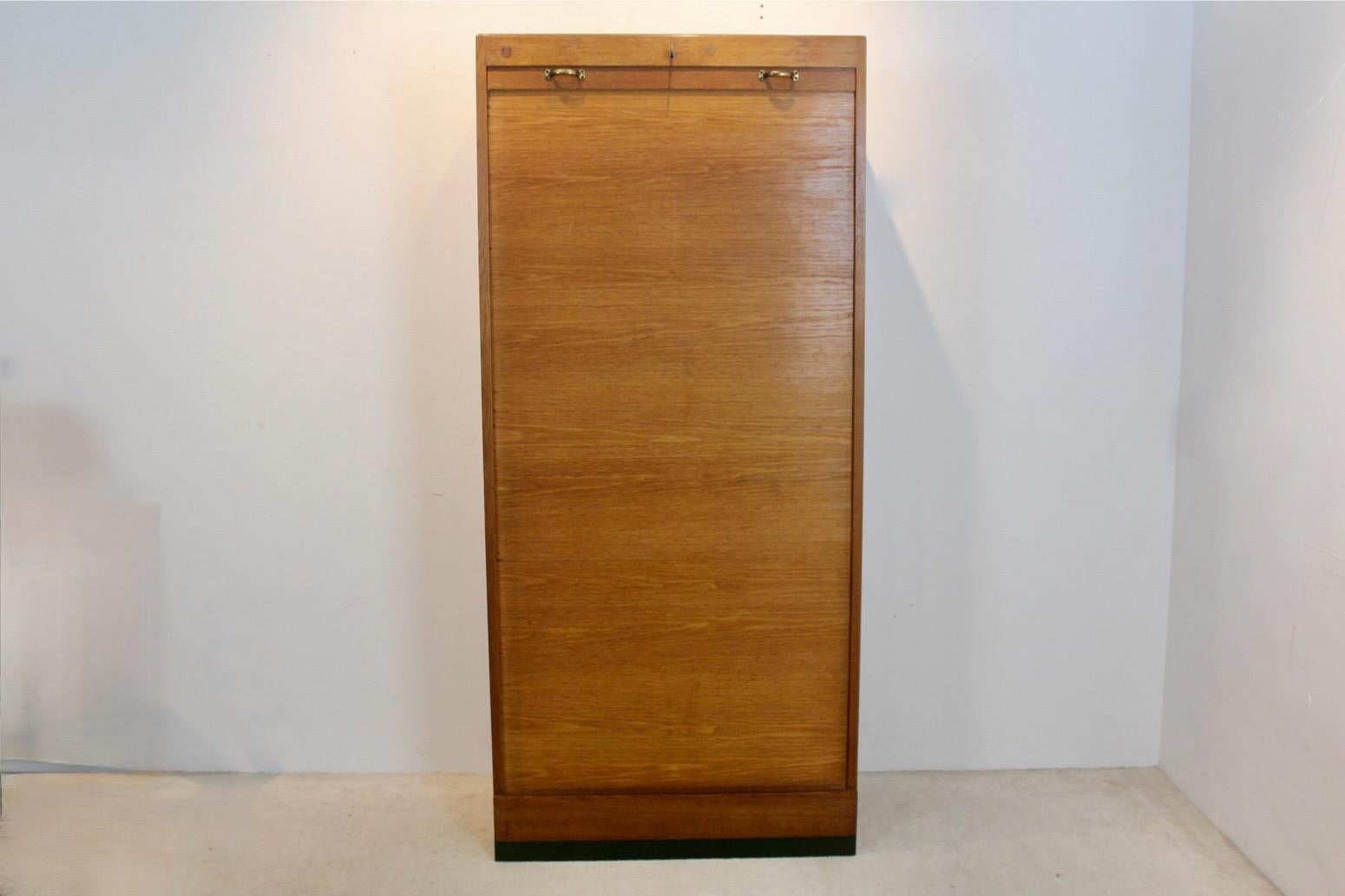 Armadio a piccionaia in legno di Dobergo Büromöbel, Germania, 1950 In condizioni buone in vendita a Voorburg, NL