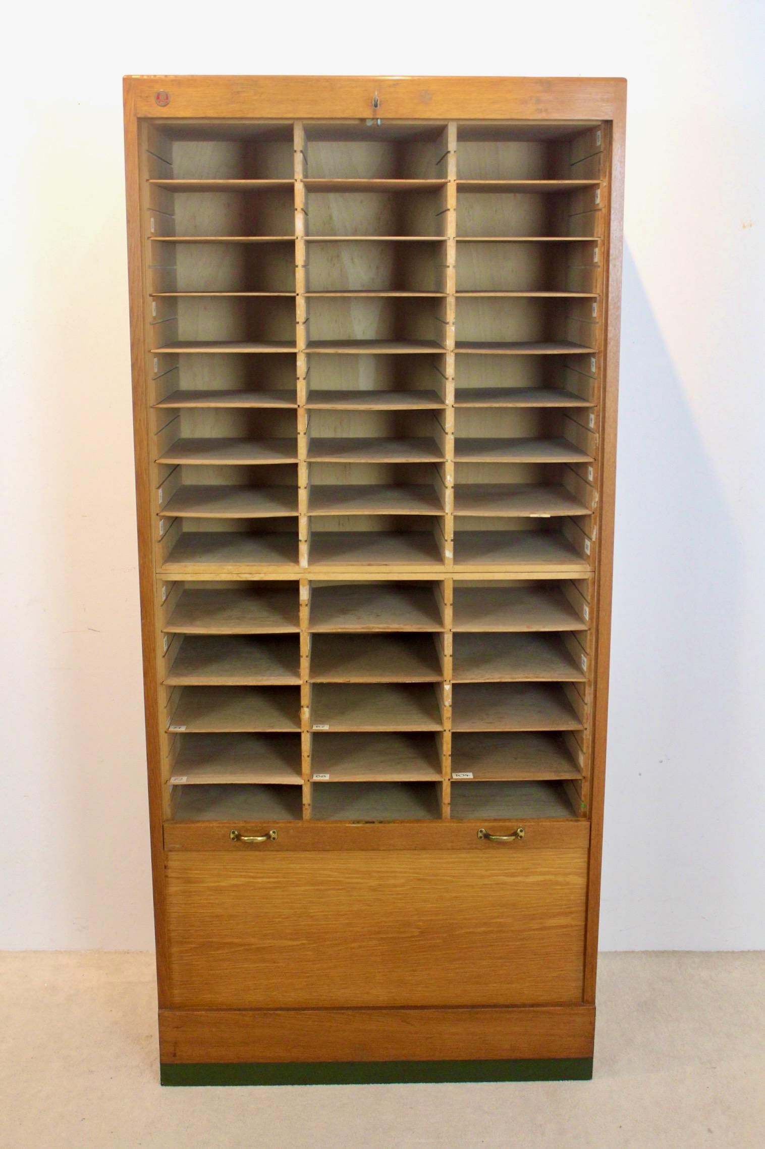 Armadio a piccionaia in legno di Dobergo Büromöbel, Germania, 1950 in vendita 2