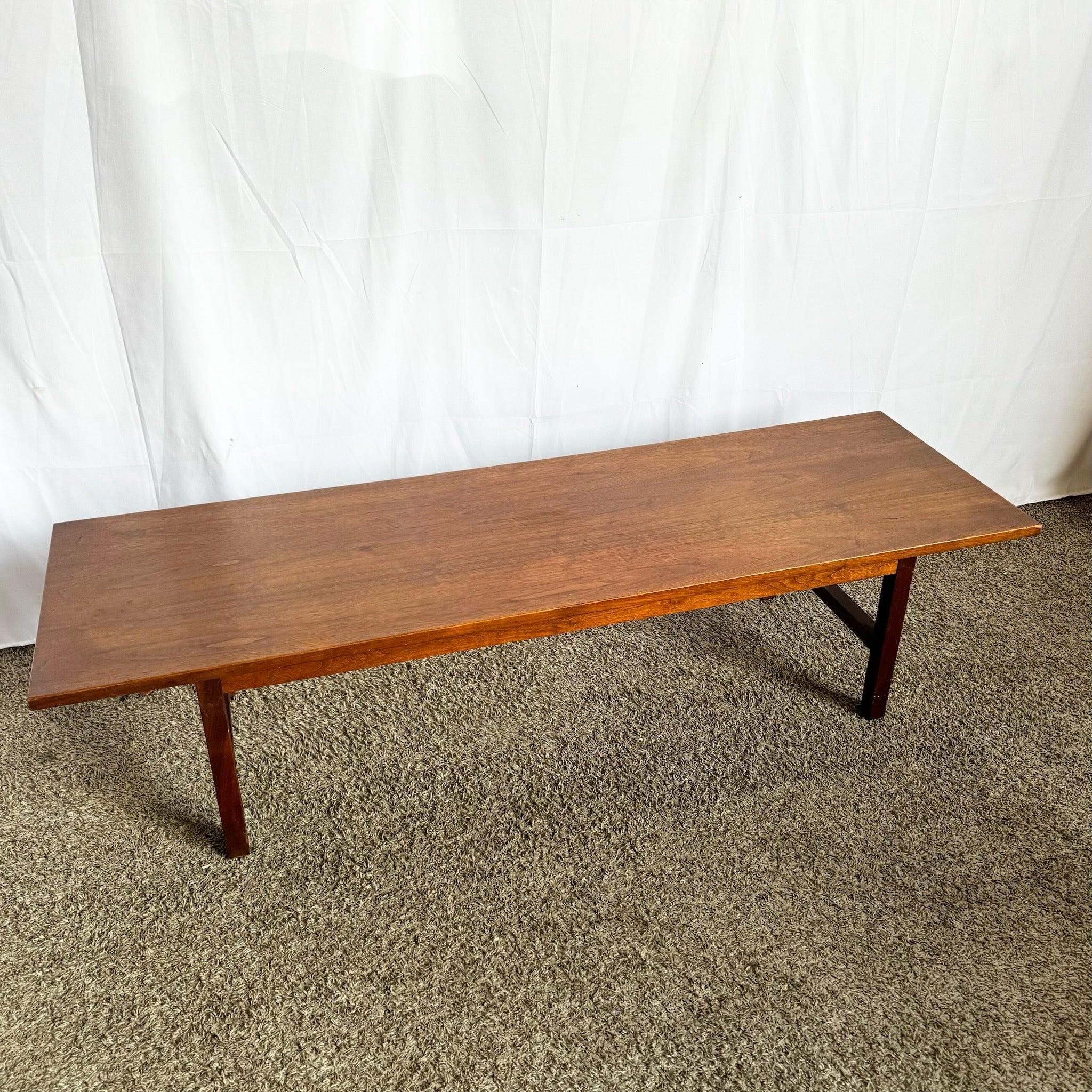 Table basse rectangulaire en bois de style moderne du milieu du siècle, dotée d'un design épuré et d'une construction robuste, parfaite pour ajouter un style intemporel à n'importe quel espace de vie.
 
 Quelques usures sur les bords et des marques