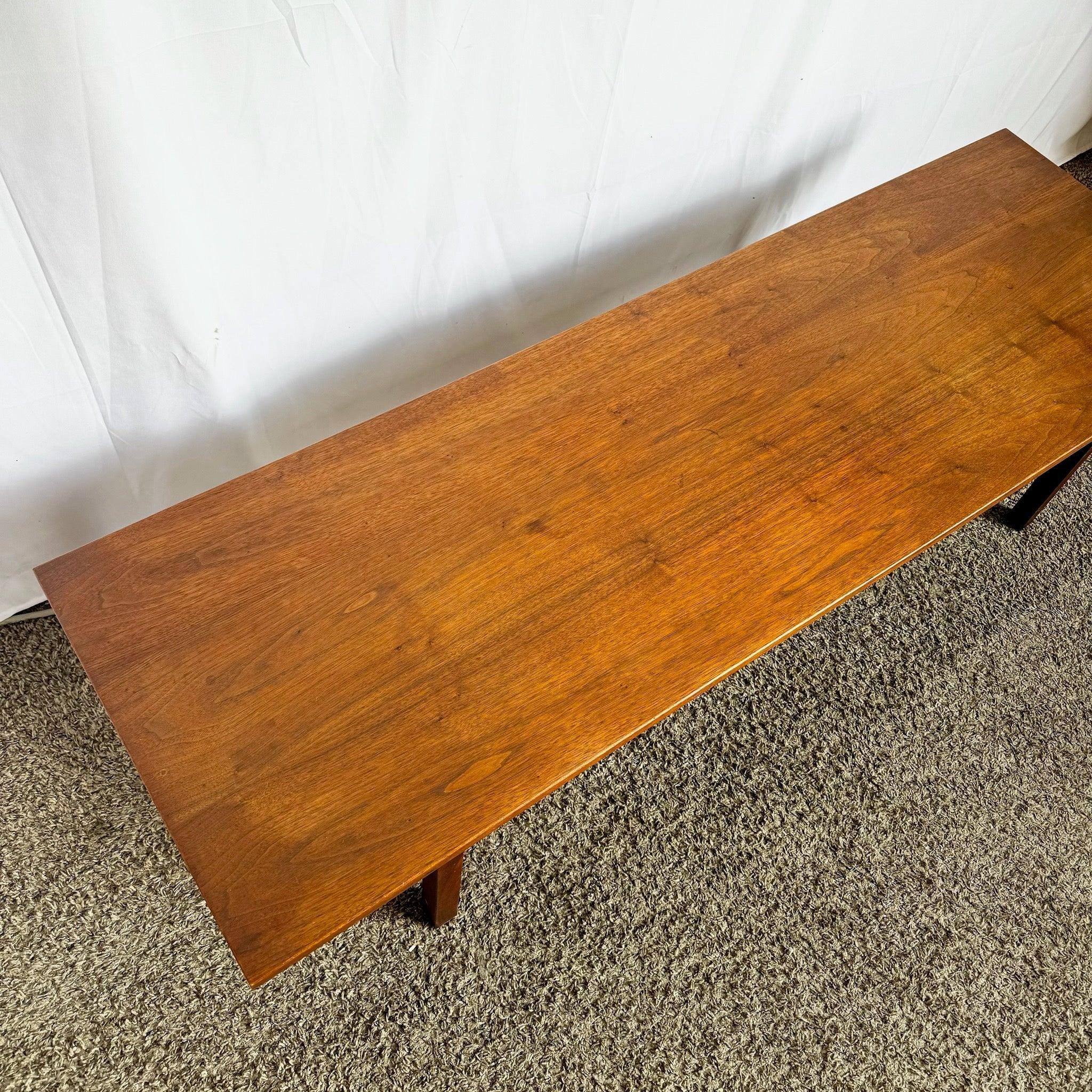 Américain Table basse rectangulaire en bois moderne du milieu du siècle dernier en vente