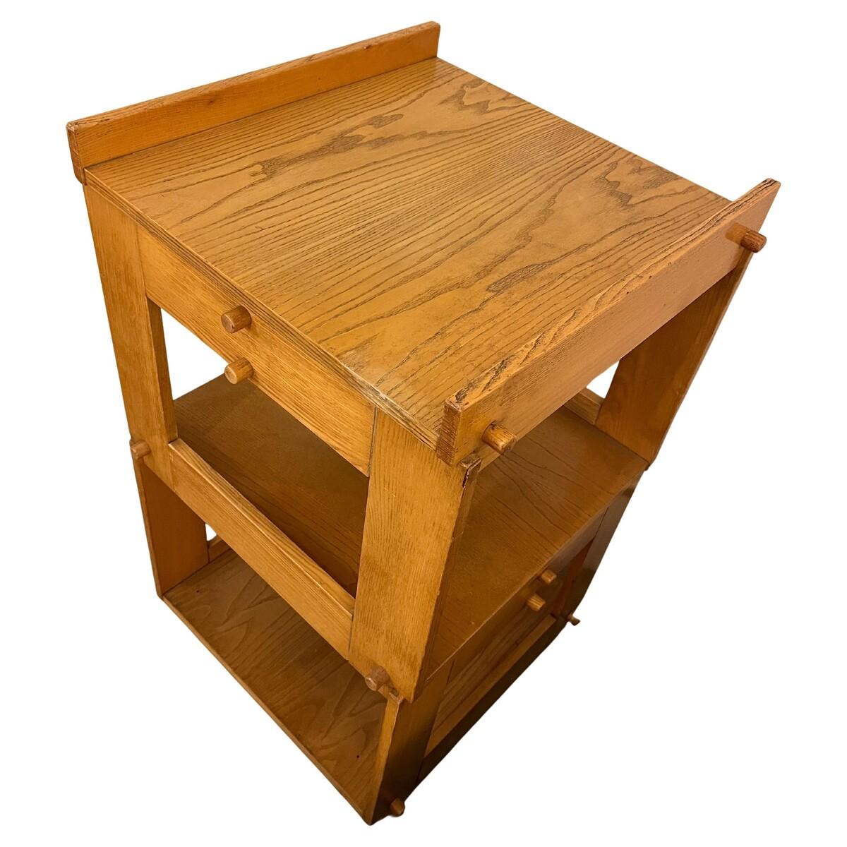 Moderner Holzbeistelltisch mit Rollen aus der Jahrhundertmitte (Europäisch) im Angebot