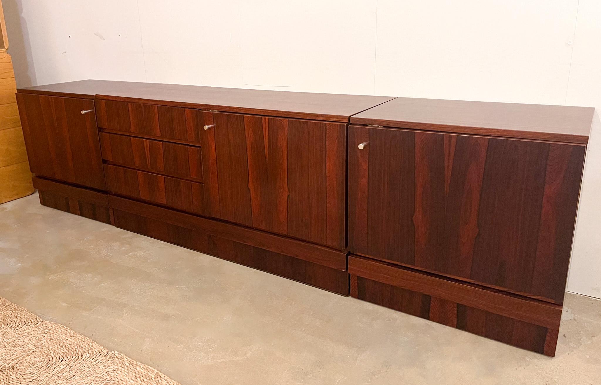 Mid-Century moderno Credenza in legno moderna di metà secolo in vendita