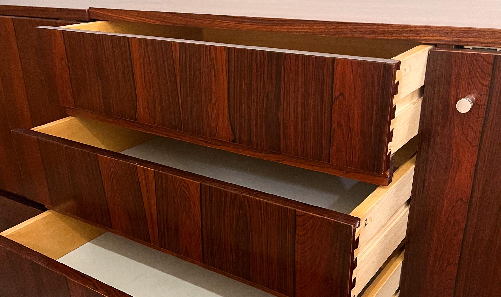 Legno Credenza in legno moderna di metà secolo in vendita