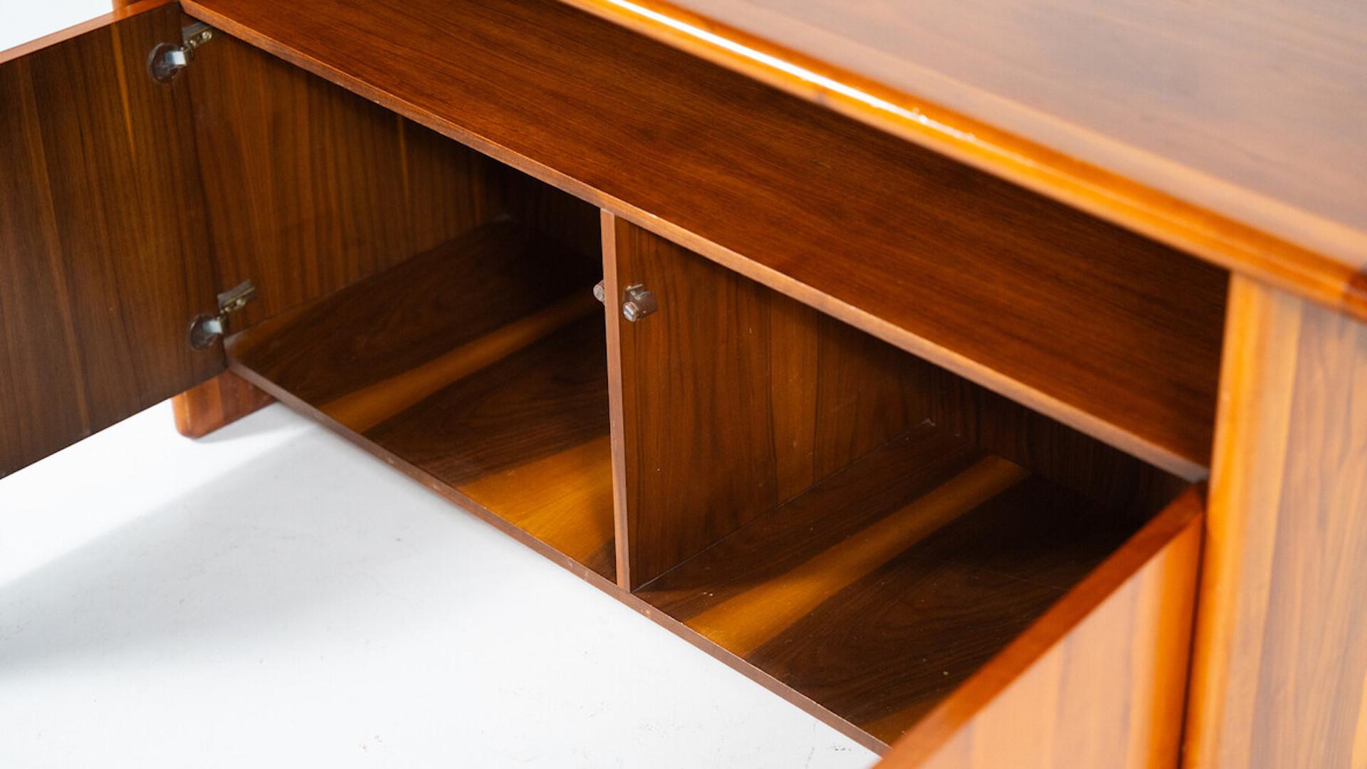 Enfilade en bois moderne du milieu du siècle dernier, années 1960 en vente 3