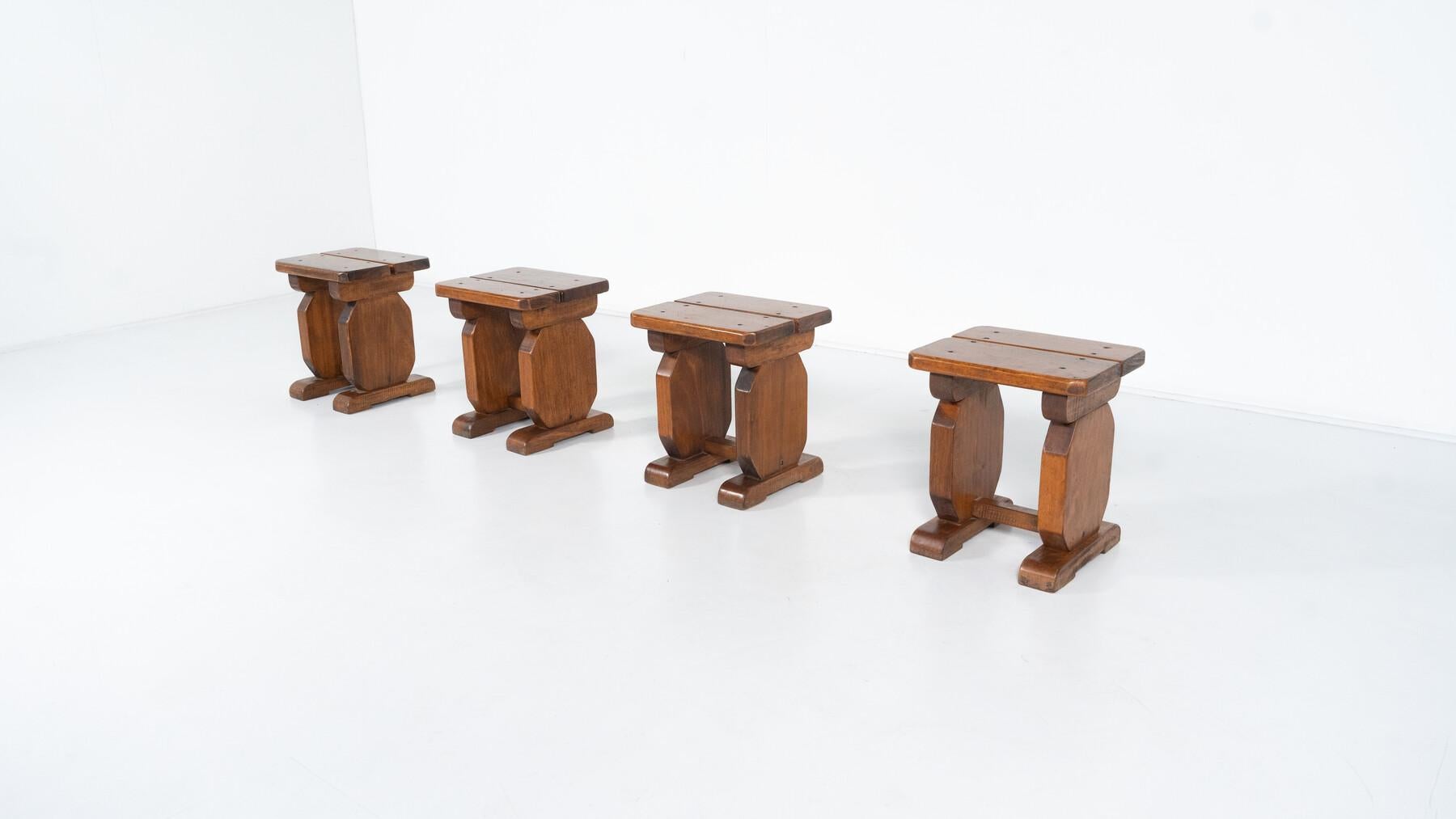 Taburetes de madera modernos de mediados de siglo - Se venden por unidad Moderno de mediados de siglo en venta