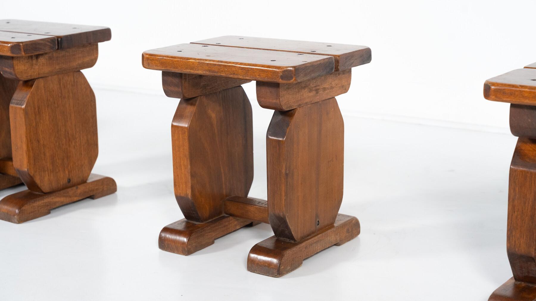 Taburetes de madera modernos de mediados de siglo - Se venden por unidad en Bueno estado para la venta en Brussels, BE