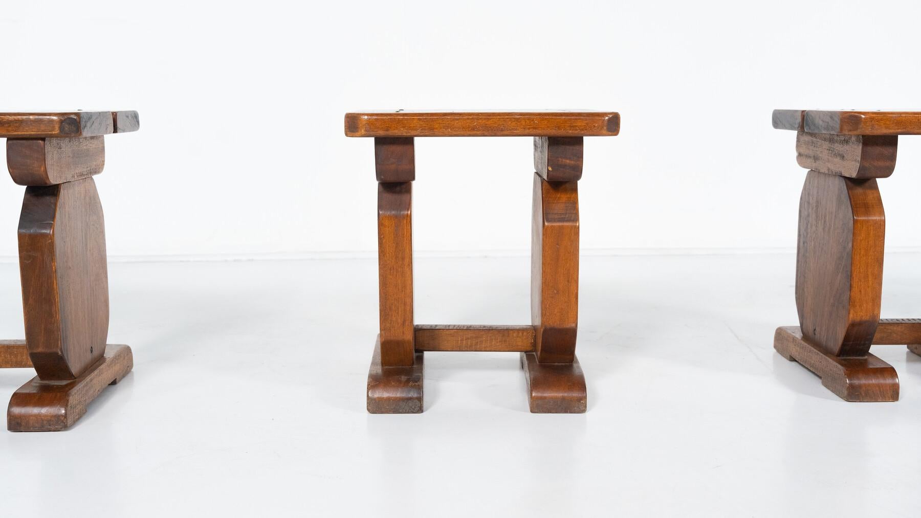 Taburetes de madera modernos de mediados de siglo - Se venden por unidad en venta 1