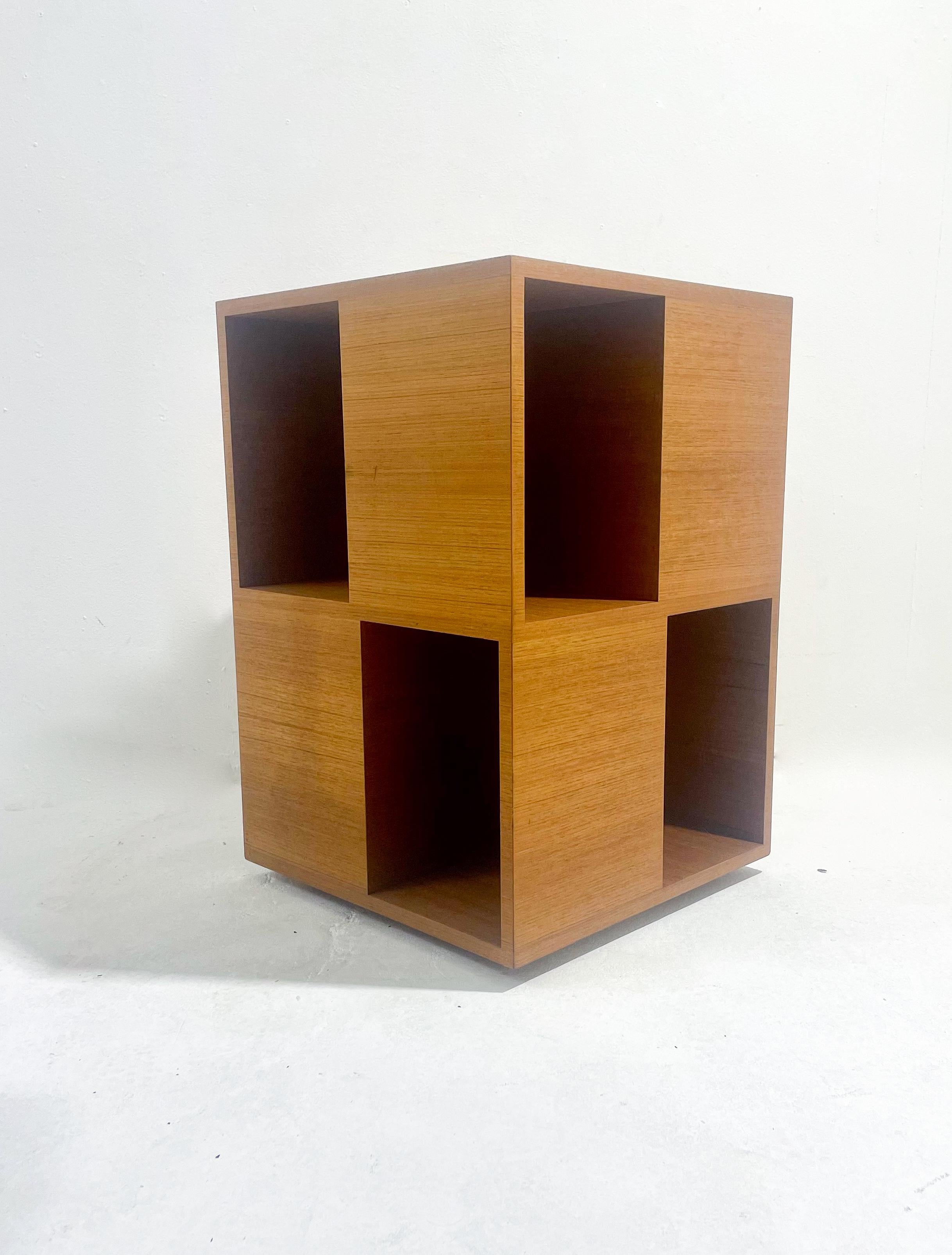 Mid-Century Modern Wooden Swivel Library, Italy, 1960s In Good Condition In Brussels, BE