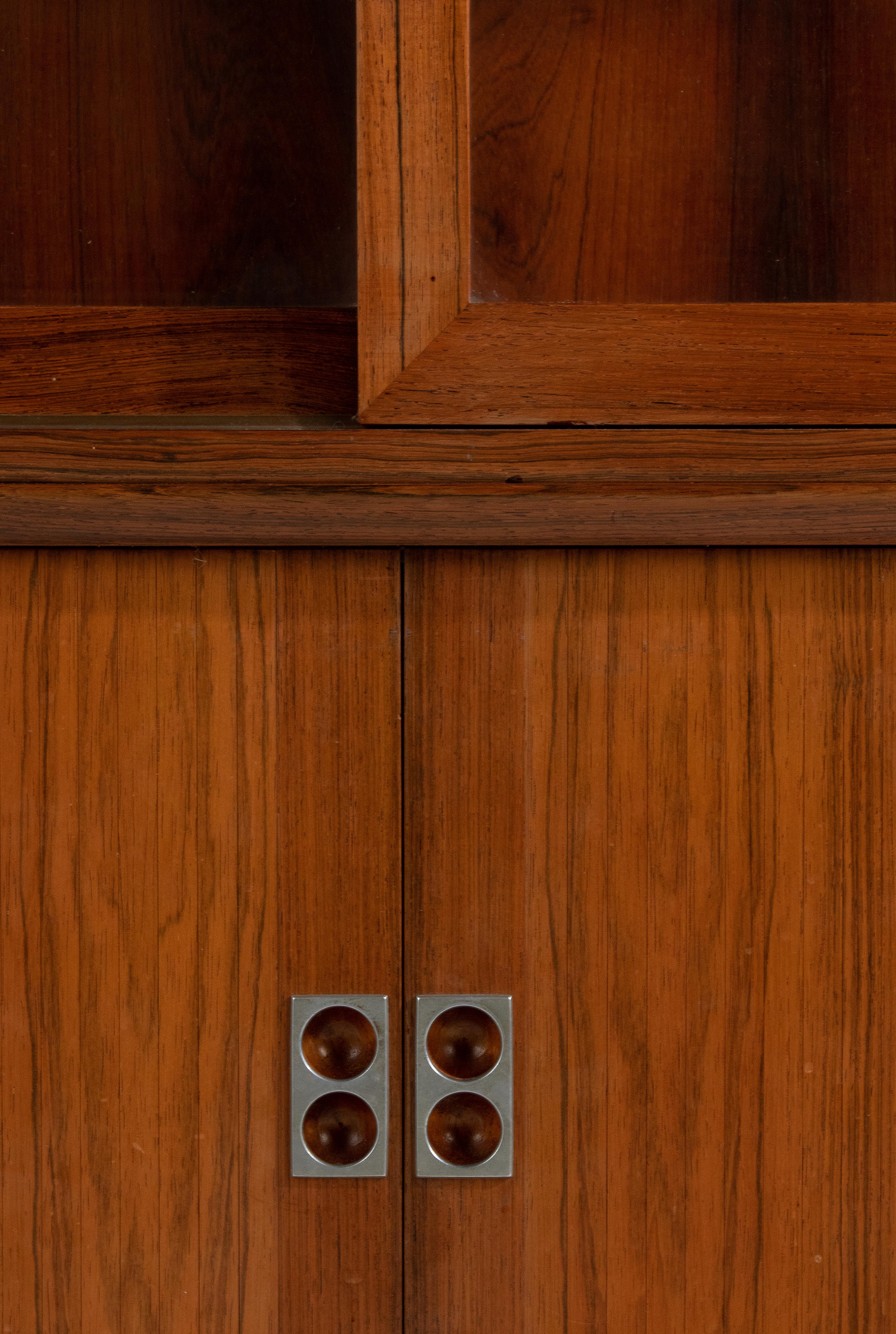 Mid-Century Modernes Bücherregal mit Tambour aus Holz/Credenza von Arne Vodder, Sibast im Angebot 1