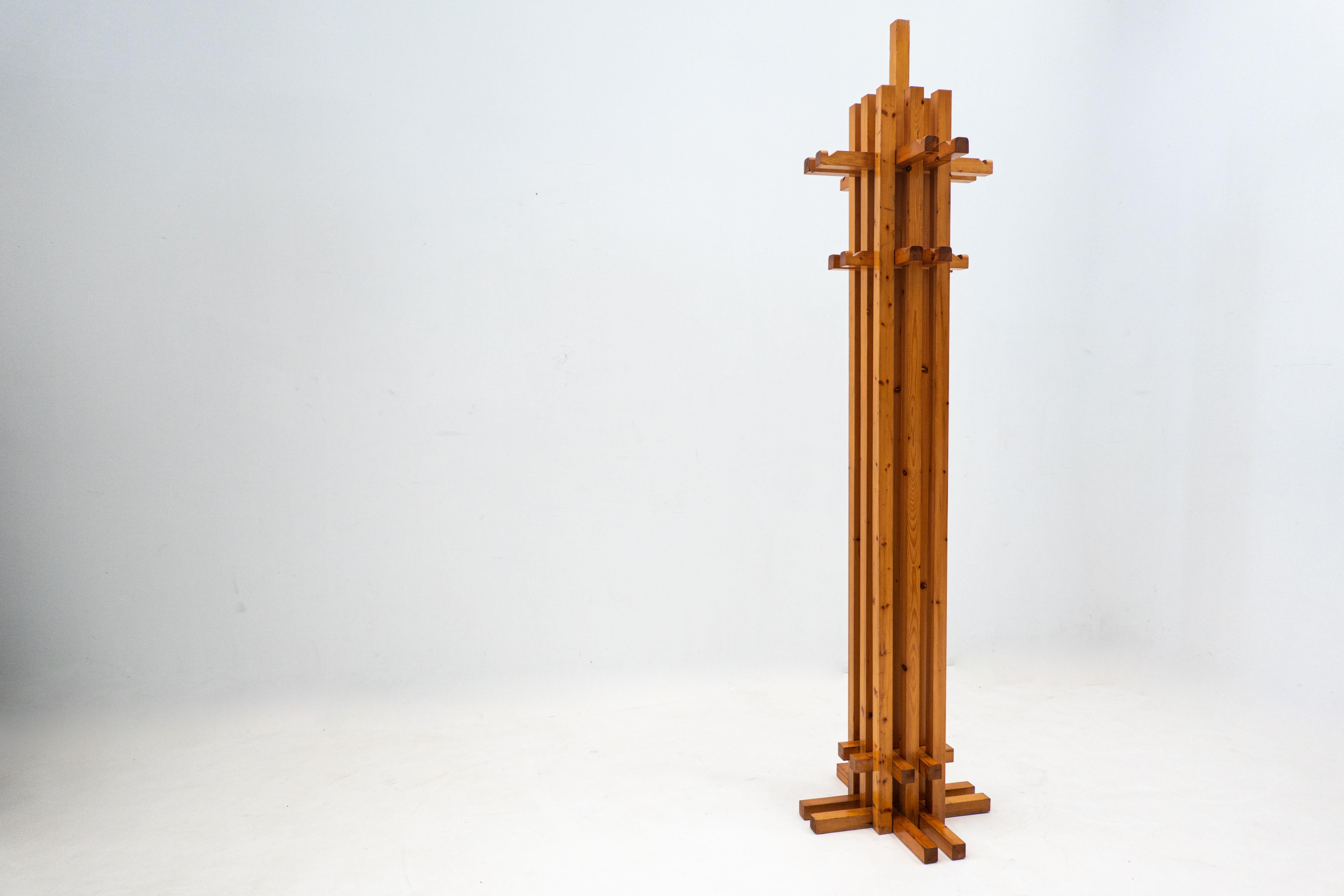Porte-manteau totem en bois, Italie, années 1960.
   