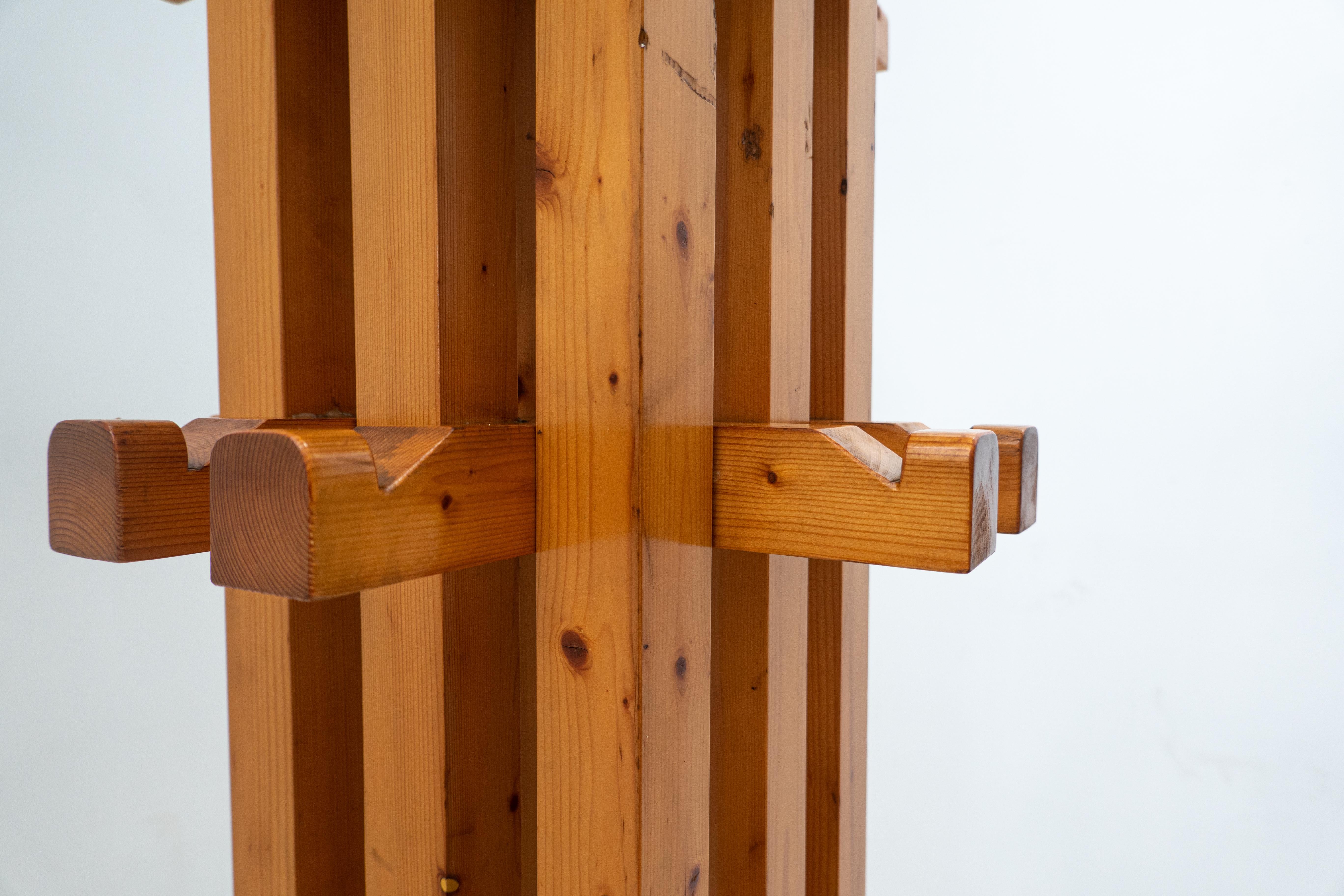 italien Porte-manteaux Totem en bois, Italie, années 1960