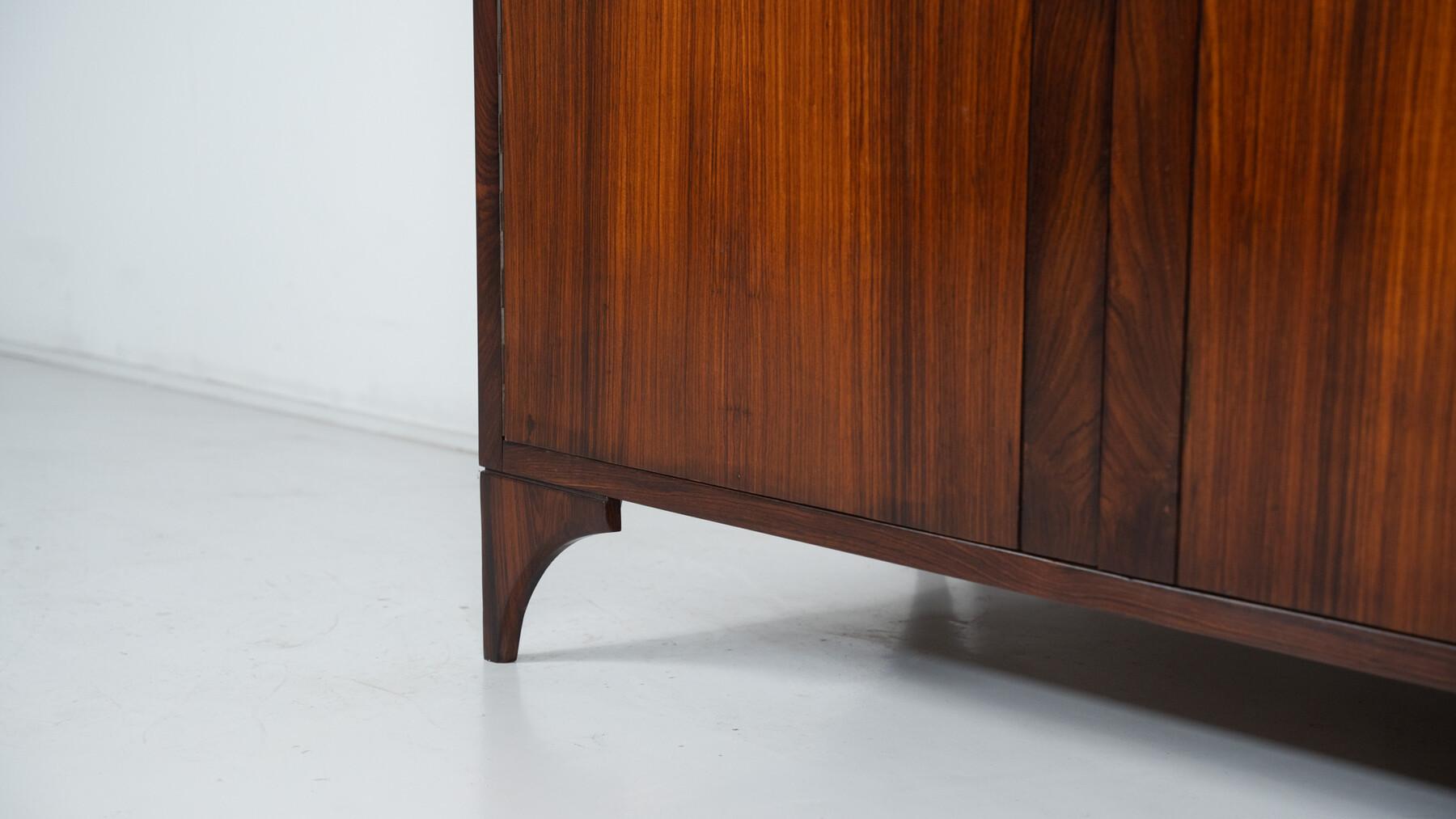 Armario de madera moderno de mediados de siglo, Italia, años 60 - 2 disponibles Moderno de mediados de siglo en venta