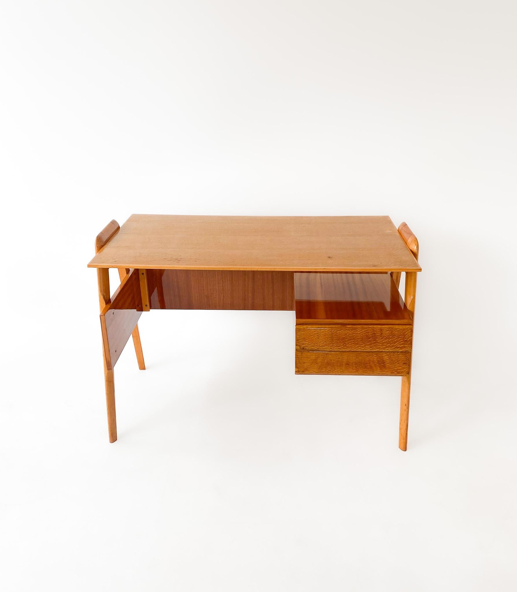 Mid Century Modern Wooden Desk by Vittorio Dassi, Italy 1950s.

Wonderful desk by the Italian designer Vittorio Dassi in a minimal rational shape. Elegant in design without losing the functional quality. Manufactured by Dassi Mobili Moderni and made