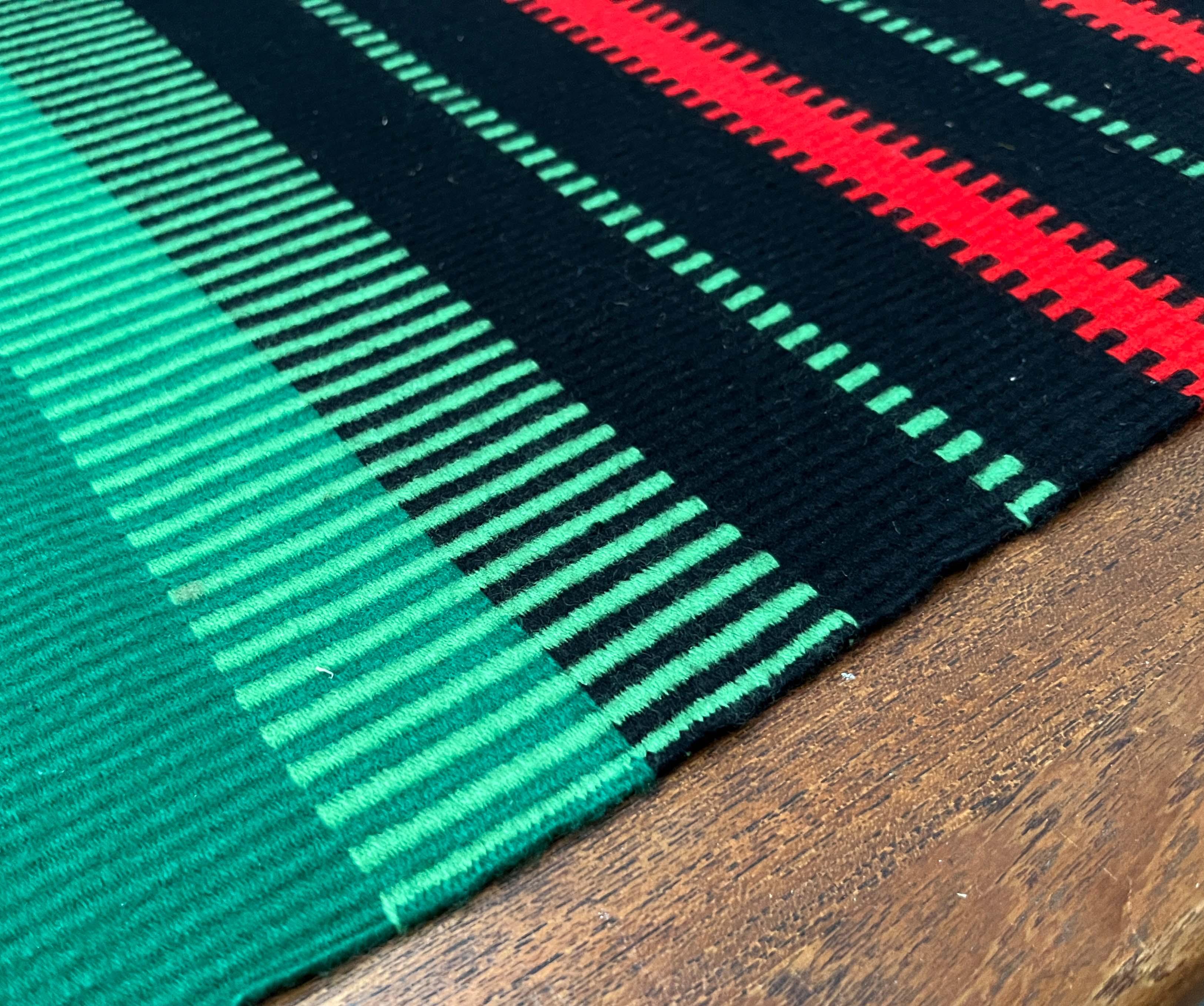 Moderner Wandteppich aus grüner, roter und schwarzer Wolle aus der Jahrhundertmitte Finnland 1960er Jahre im Angebot 4