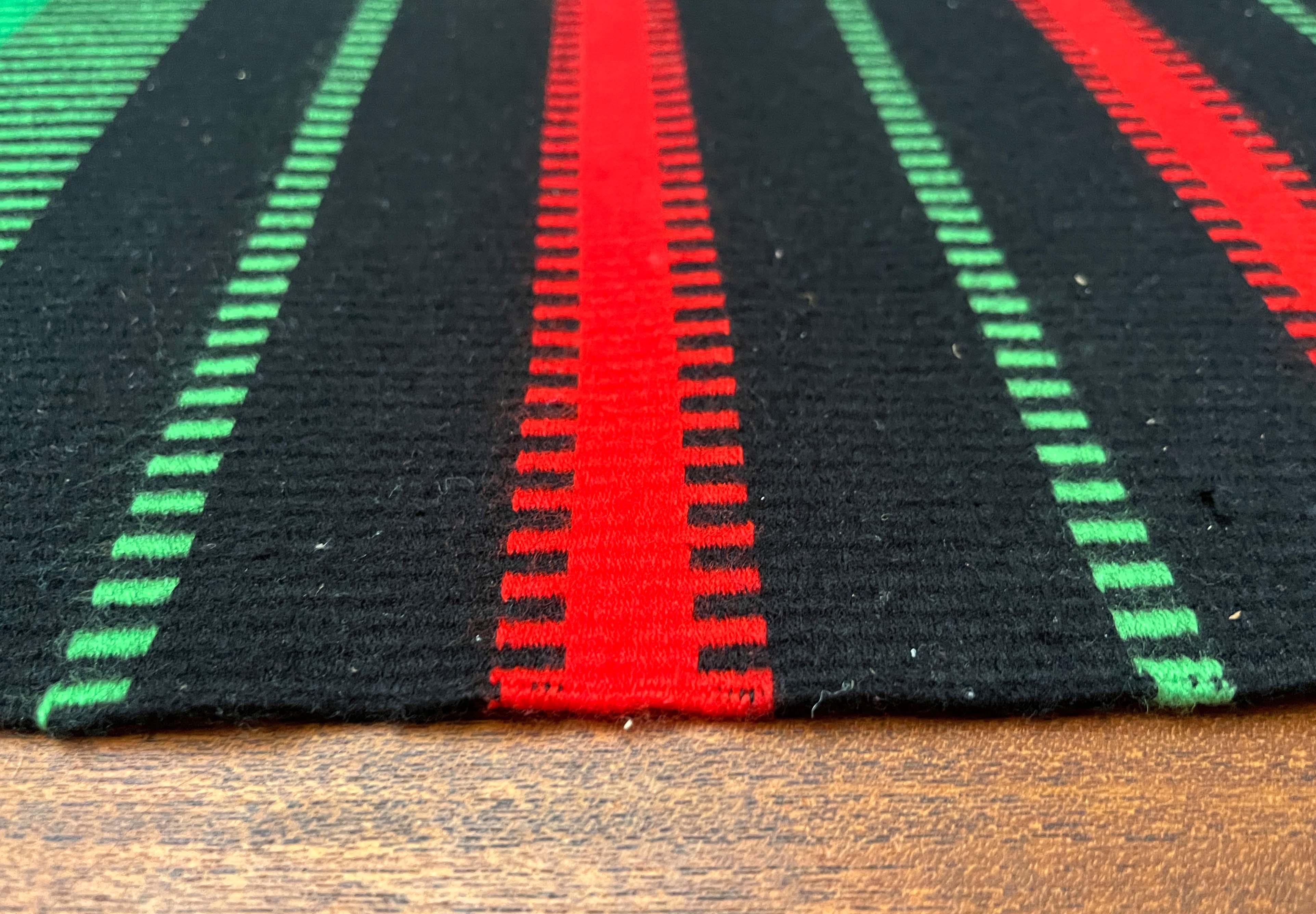 Moderner Wandteppich aus grüner, roter und schwarzer Wolle aus der Jahrhundertmitte Finnland 1960er Jahre im Angebot 5