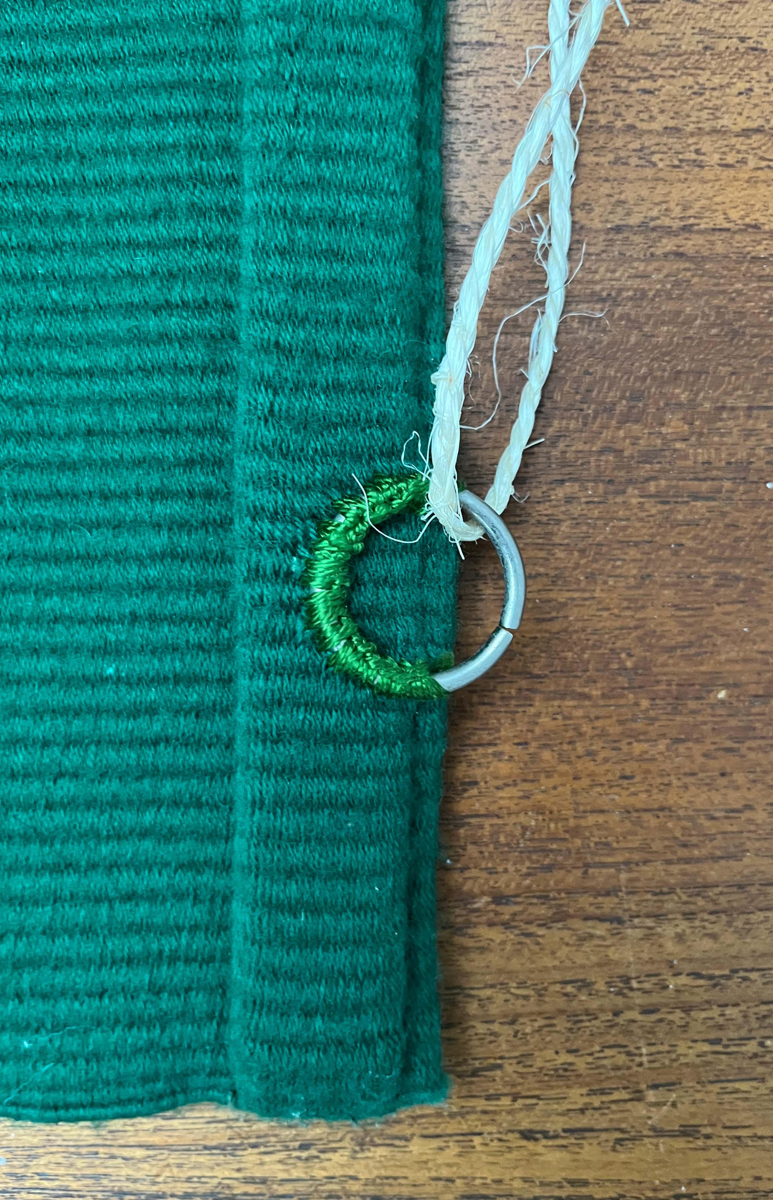 Moderner Wandteppich aus grüner, roter und schwarzer Wolle aus der Jahrhundertmitte Finnland 1960er Jahre im Angebot 7