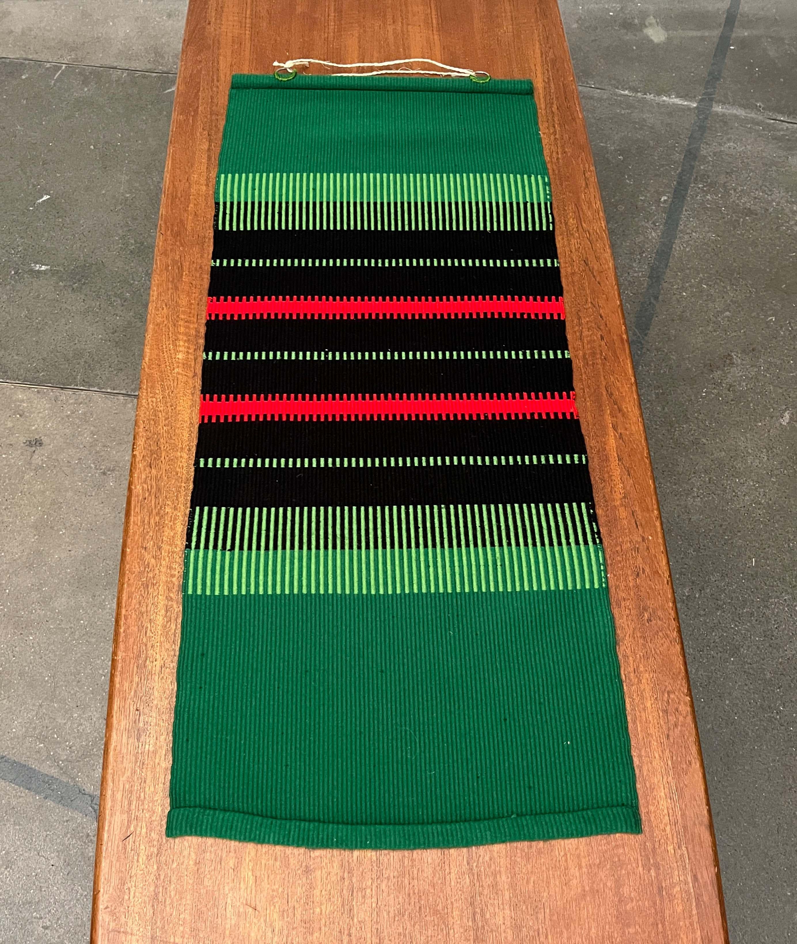 Moderner Wandteppich aus grüner, roter und schwarzer Wolle aus der Jahrhundertmitte Finnland 1960er Jahre im Angebot 8