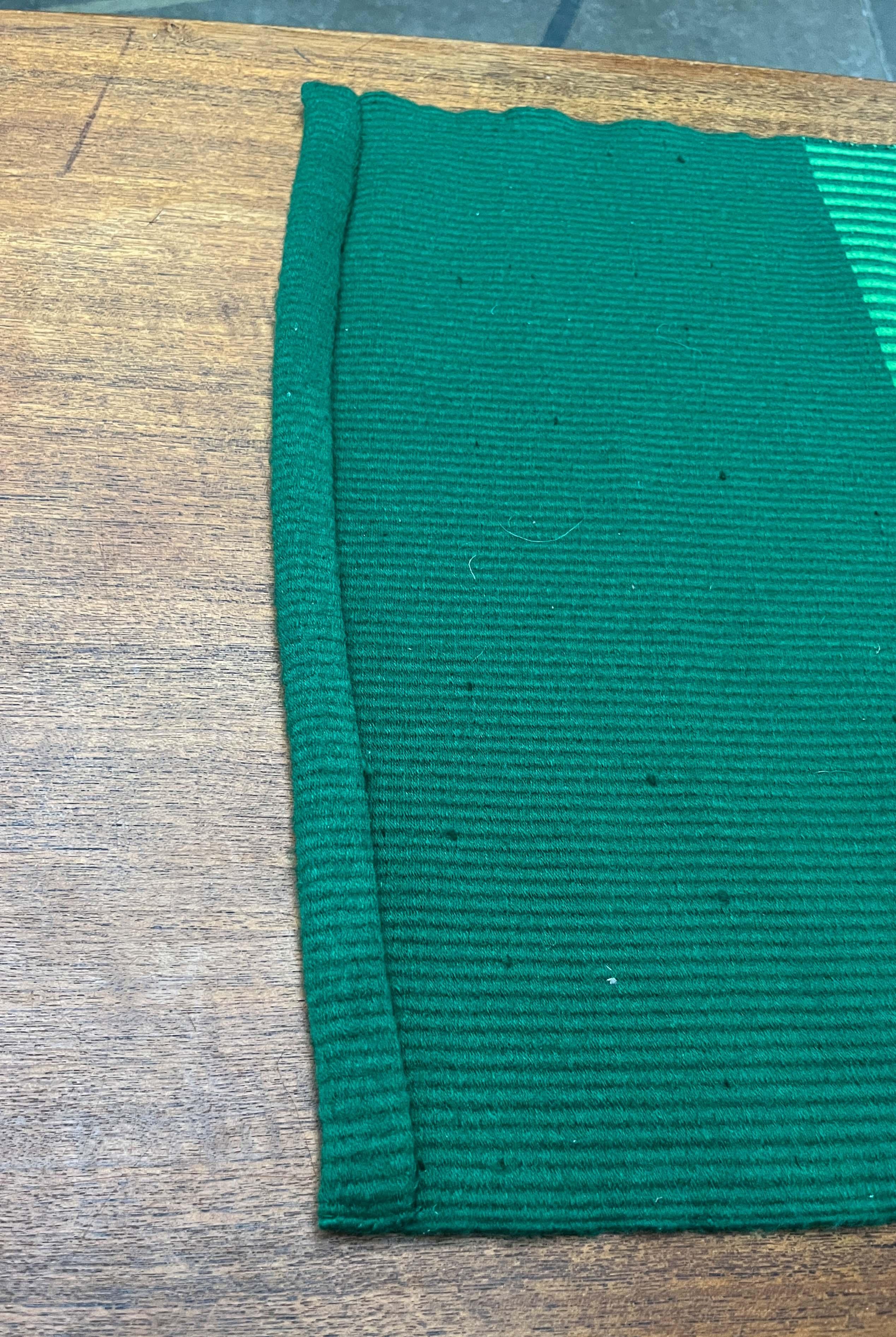 Moderner Wandteppich aus grüner, roter und schwarzer Wolle aus der Jahrhundertmitte Finnland 1960er Jahre im Angebot 9