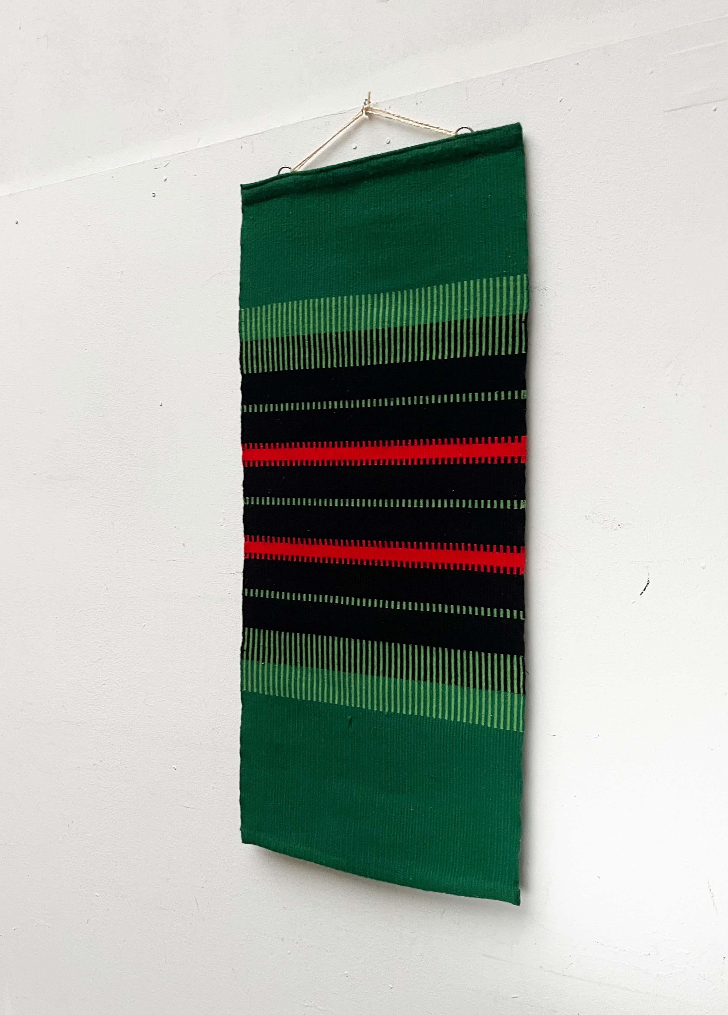 Moderner Wandteppich aus grüner, roter und schwarzer Wolle aus der Jahrhundertmitte Finnland 1960er Jahre im Angebot 10
