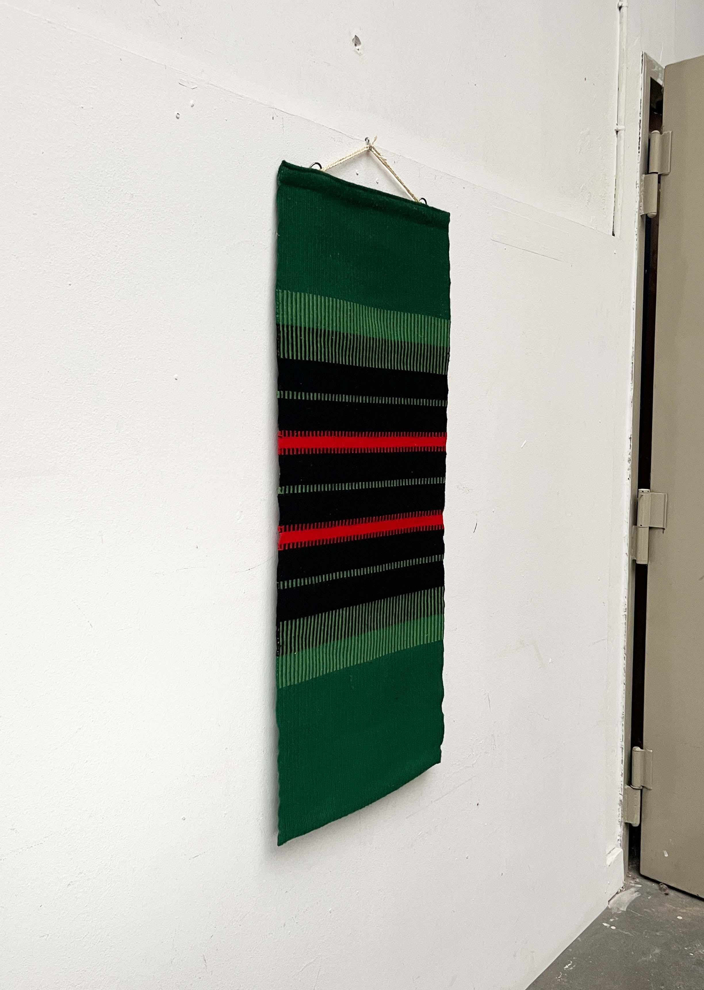 Moderner Wandteppich aus grüner, roter und schwarzer Wolle aus der Mitte des Jahrhunderts, Finnland, 1960er Jahre