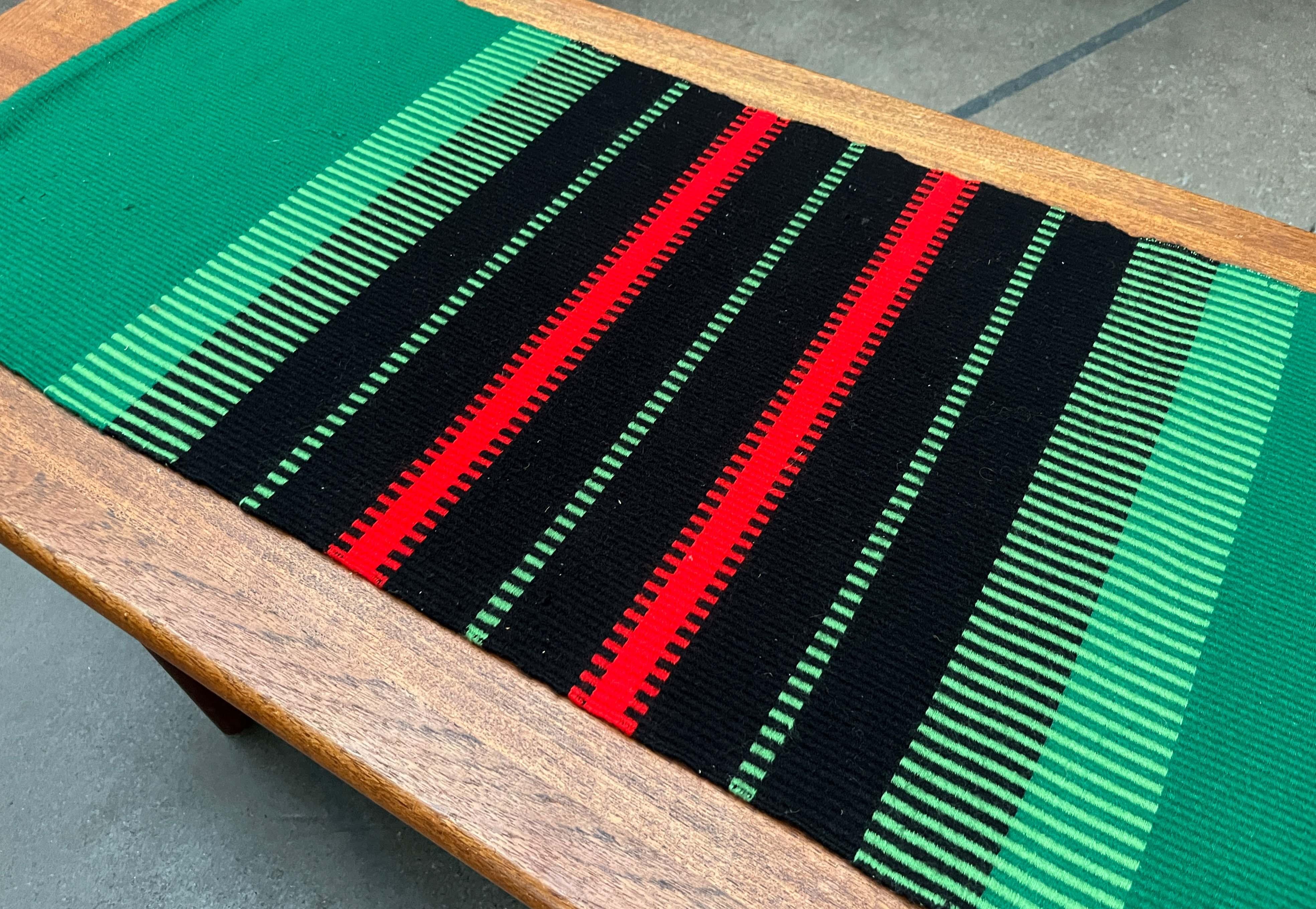 Moderner Wandteppich aus grüner, roter und schwarzer Wolle aus der Jahrhundertmitte Finnland 1960er Jahre (Moderne der Mitte des Jahrhunderts) im Angebot