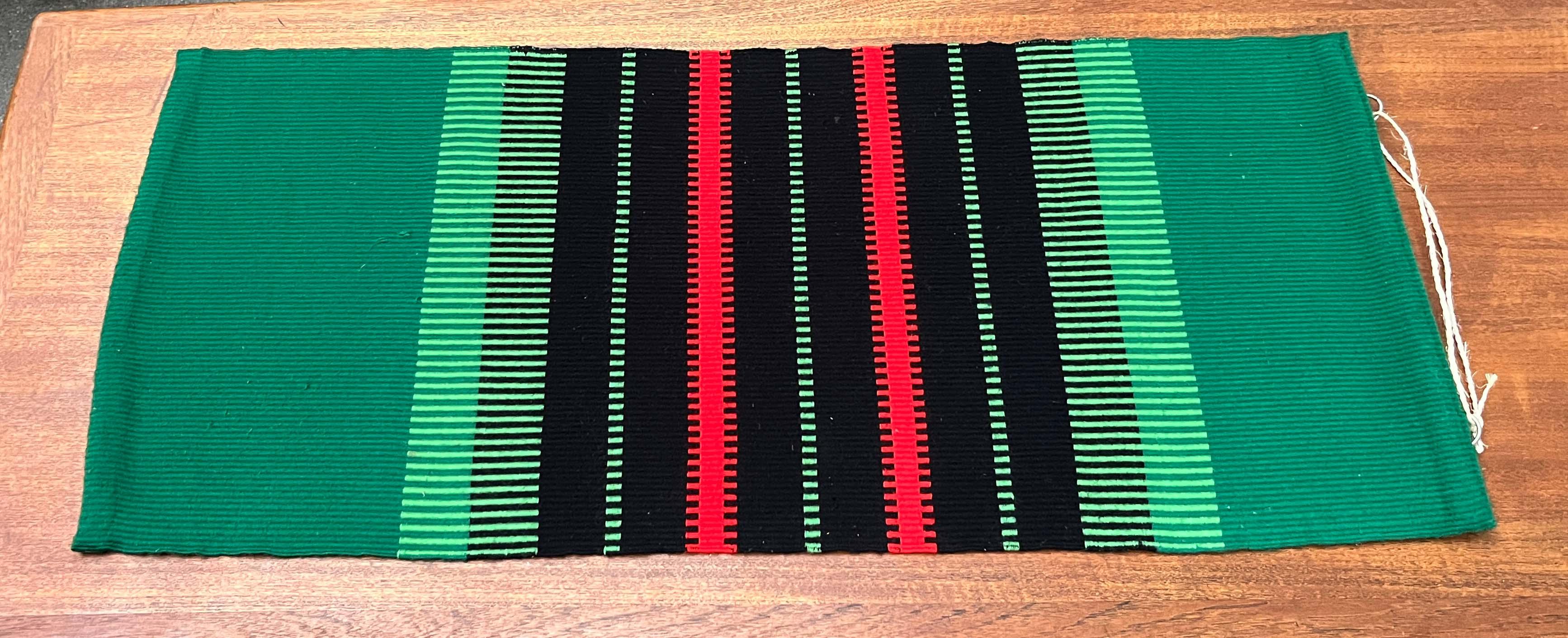 Moderner Wandteppich aus grüner, roter und schwarzer Wolle aus der Jahrhundertmitte Finnland 1960er Jahre (Finnisch) im Angebot