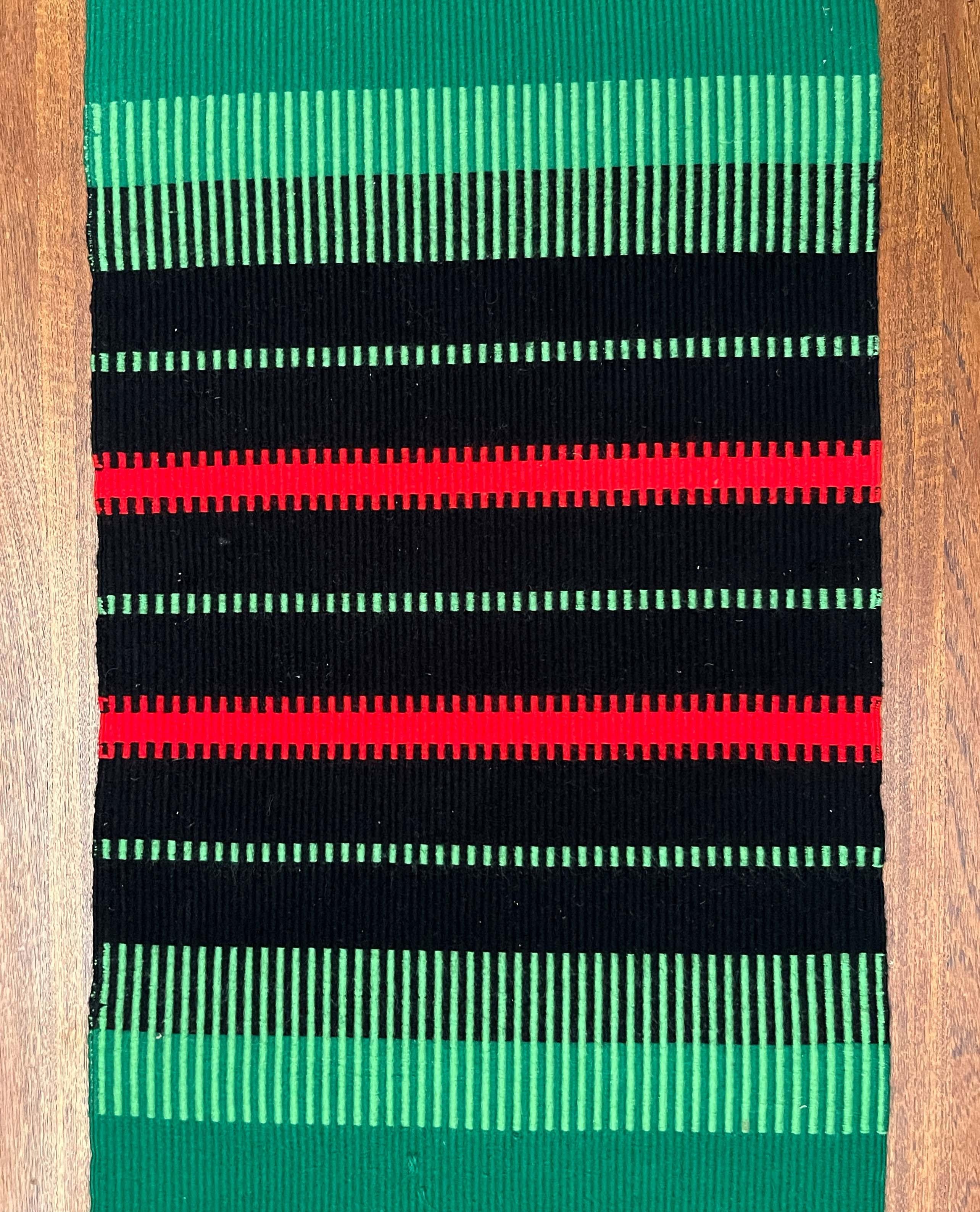 Moderner Wandteppich aus grüner, roter und schwarzer Wolle aus der Jahrhundertmitte Finnland 1960er Jahre (20. Jahrhundert) im Angebot