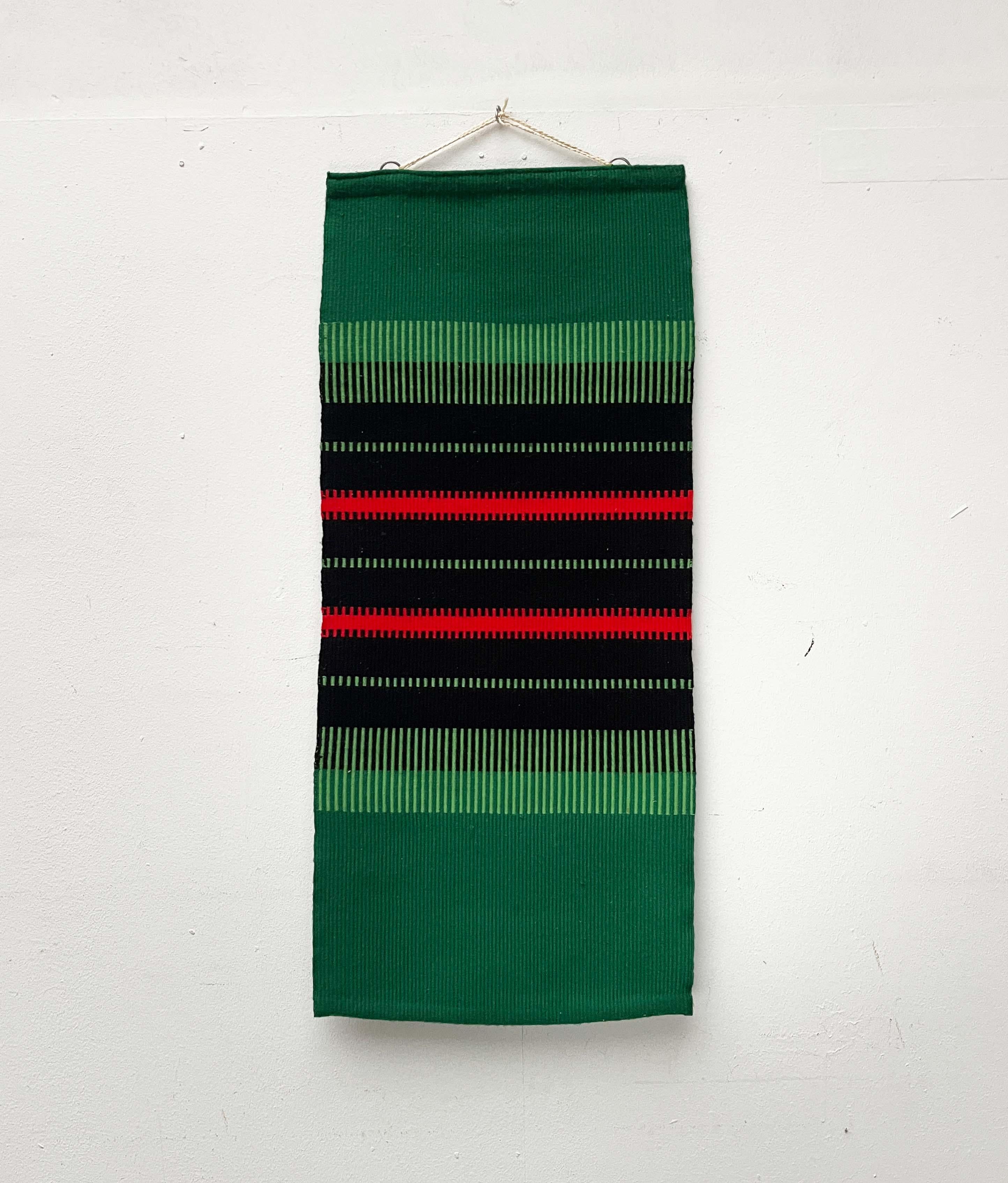 Moderner Wandteppich aus grüner, roter und schwarzer Wolle aus der Jahrhundertmitte Finnland 1960er Jahre im Angebot 1