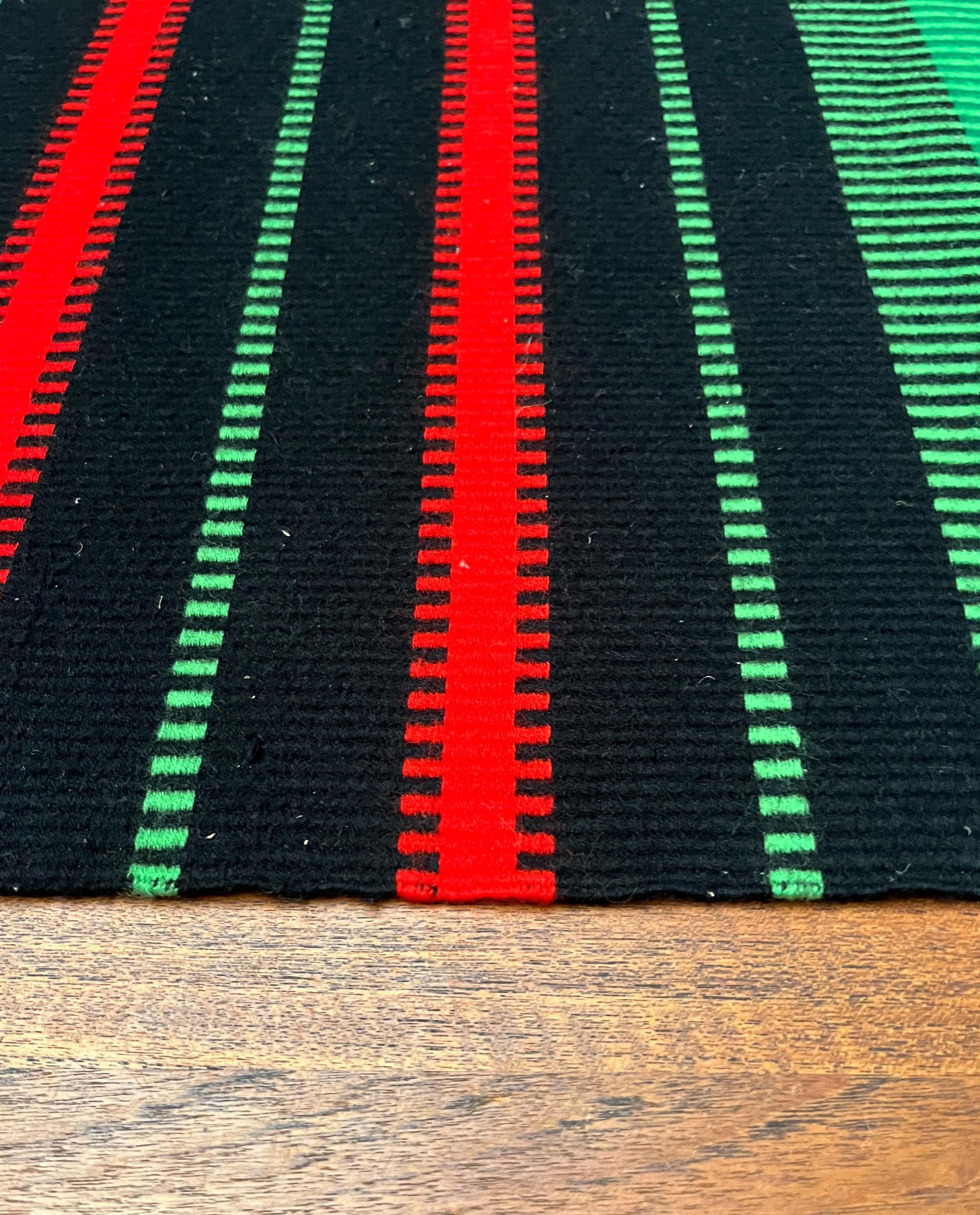 Moderner Wandteppich aus grüner, roter und schwarzer Wolle aus der Jahrhundertmitte Finnland 1960er Jahre im Angebot 2