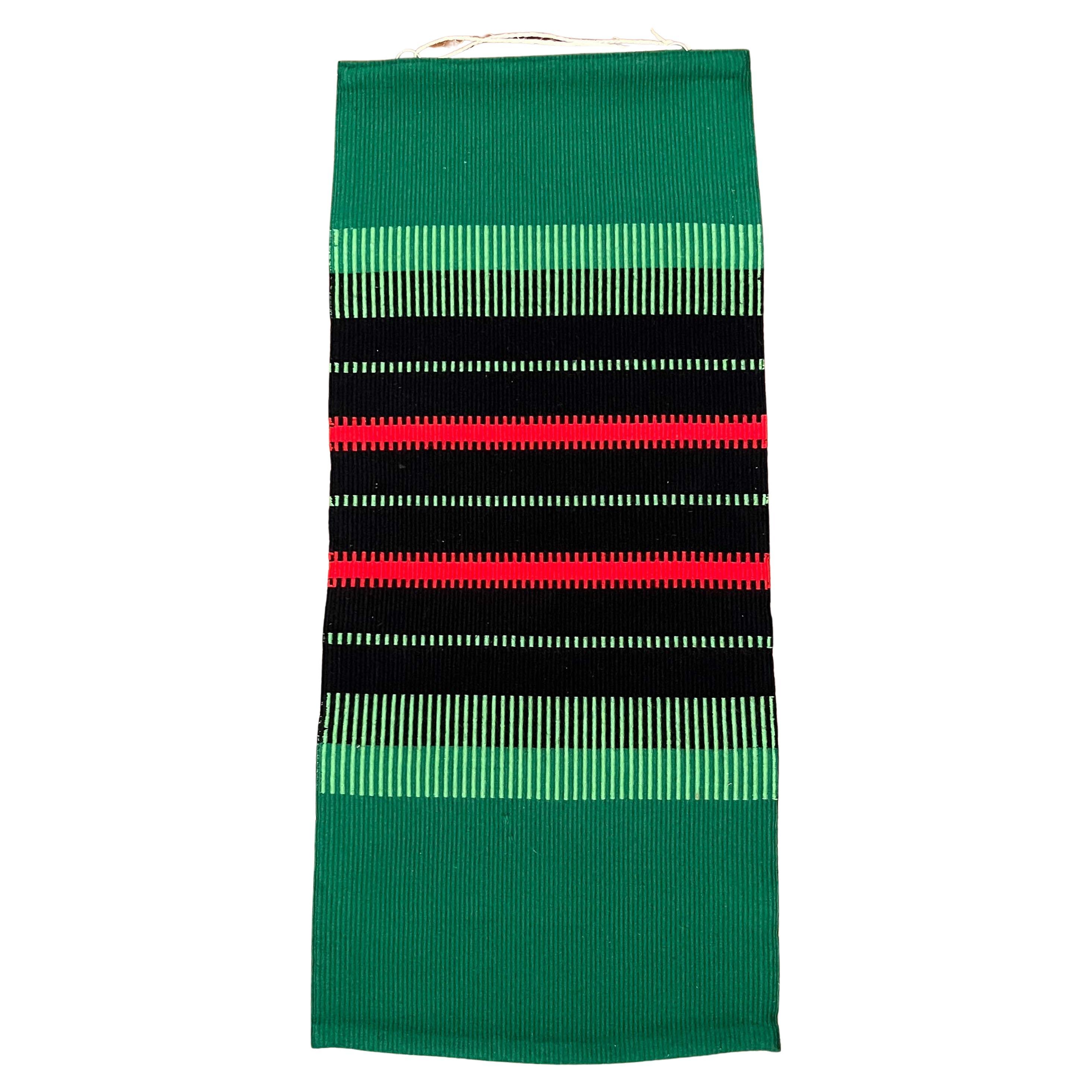 Moderner Wandteppich aus grüner, roter und schwarzer Wolle aus der Jahrhundertmitte Finnland 1960er Jahre im Angebot