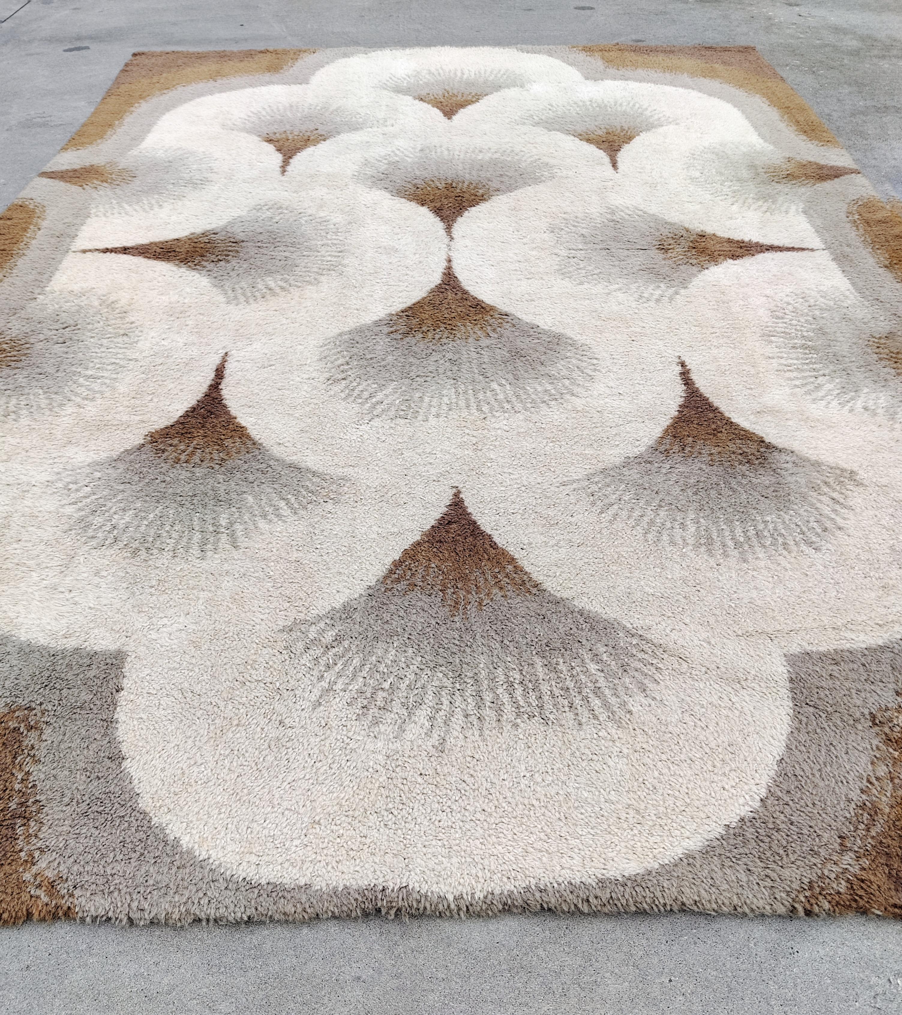 In this listing you will find a gorgeous large Mid Century Modern Woolen Rug, inspired by Art Deco. The Art Deco pattern of the hand fans enhances the elegance and beauty of this rug in various shades of brown and grey. Some signs of time and use
