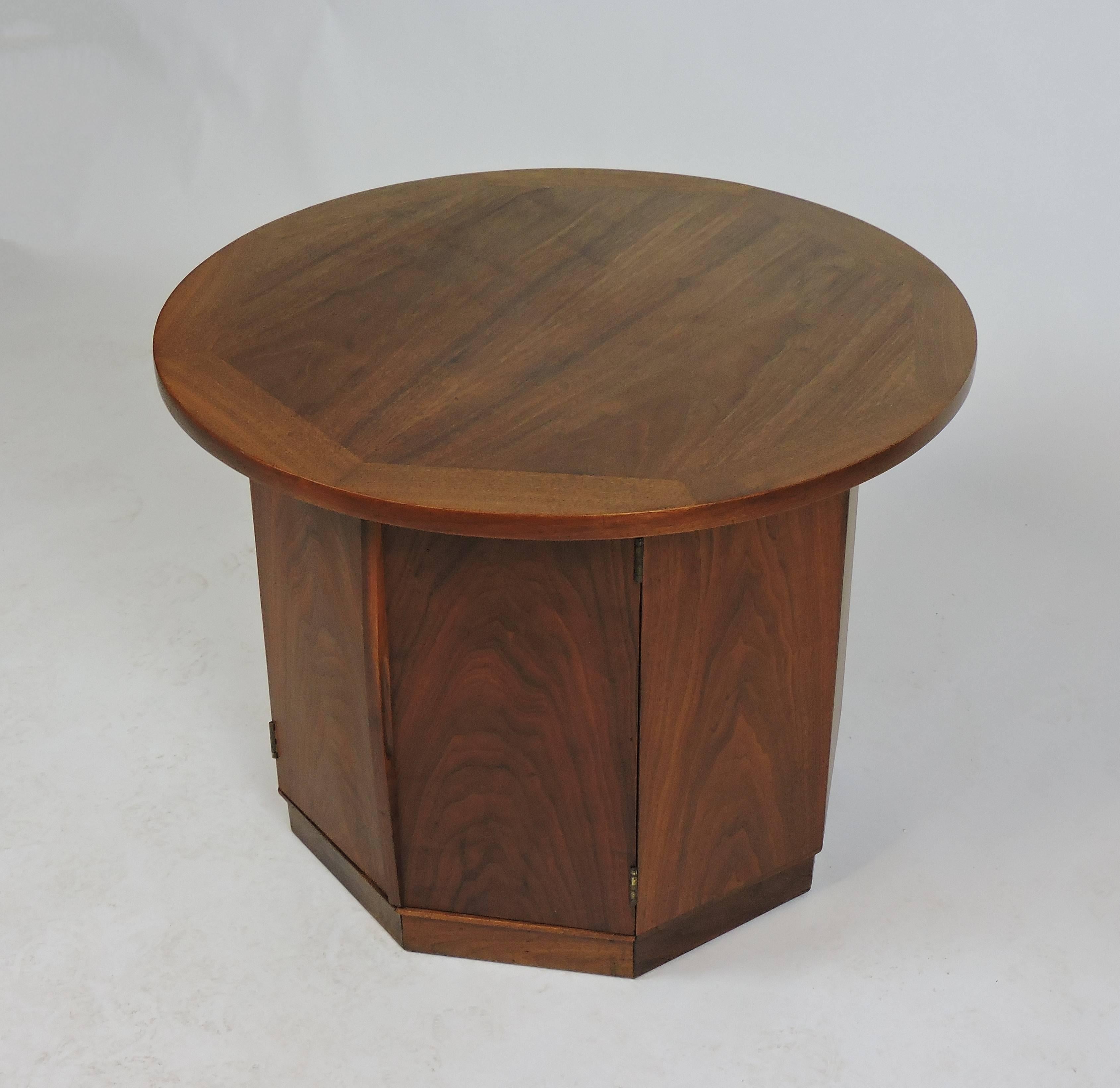 Mid-Century Modern Wormley Style Walnut Hexagonal End Table Cabinet In Excellent Condition In Chesterfield, NJ