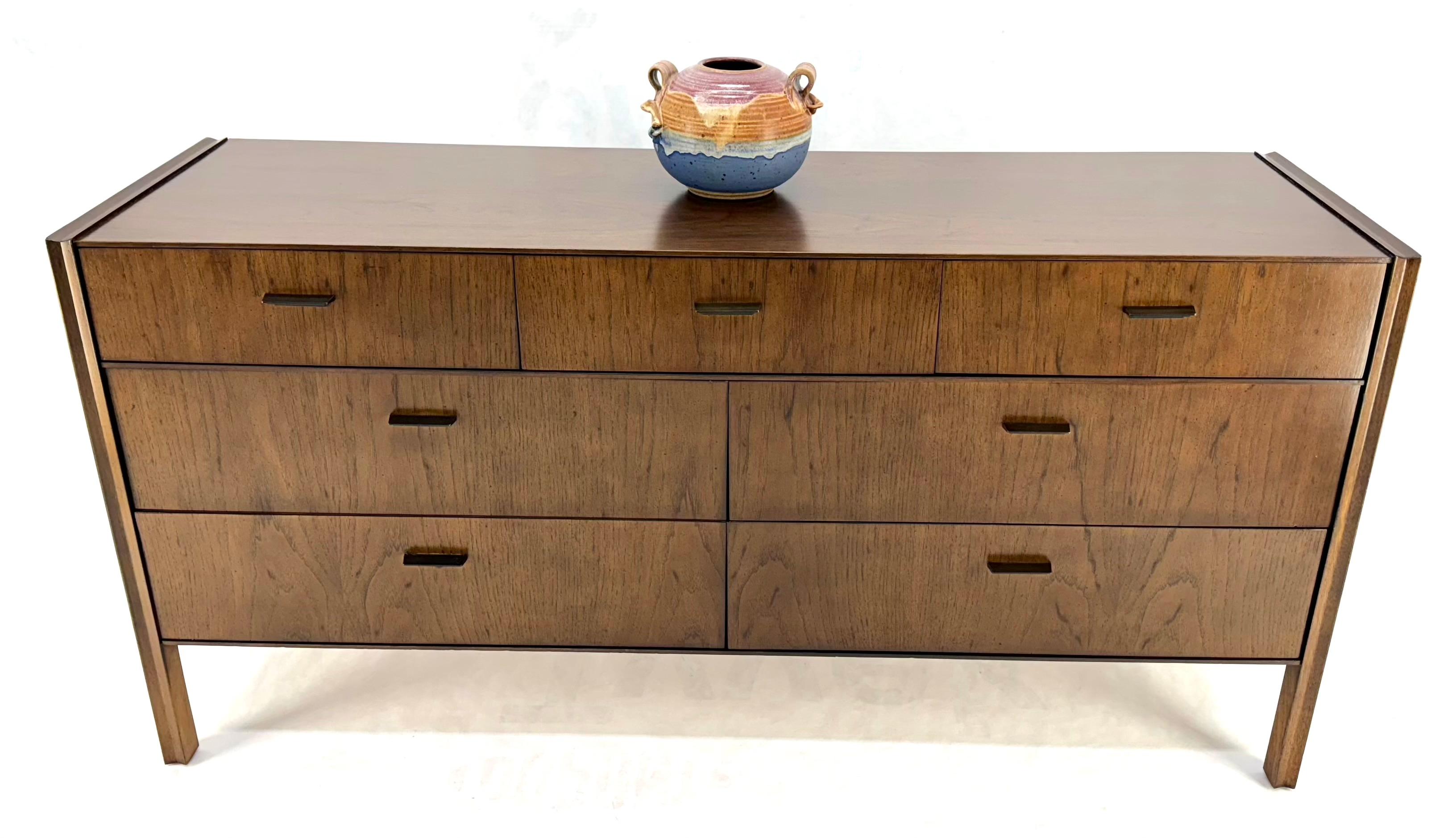 Mid-Century Modern Crédence moderne du milieu du siècle dernier, commode compacte à 7 tiroirs Wormy Chestnut en vente